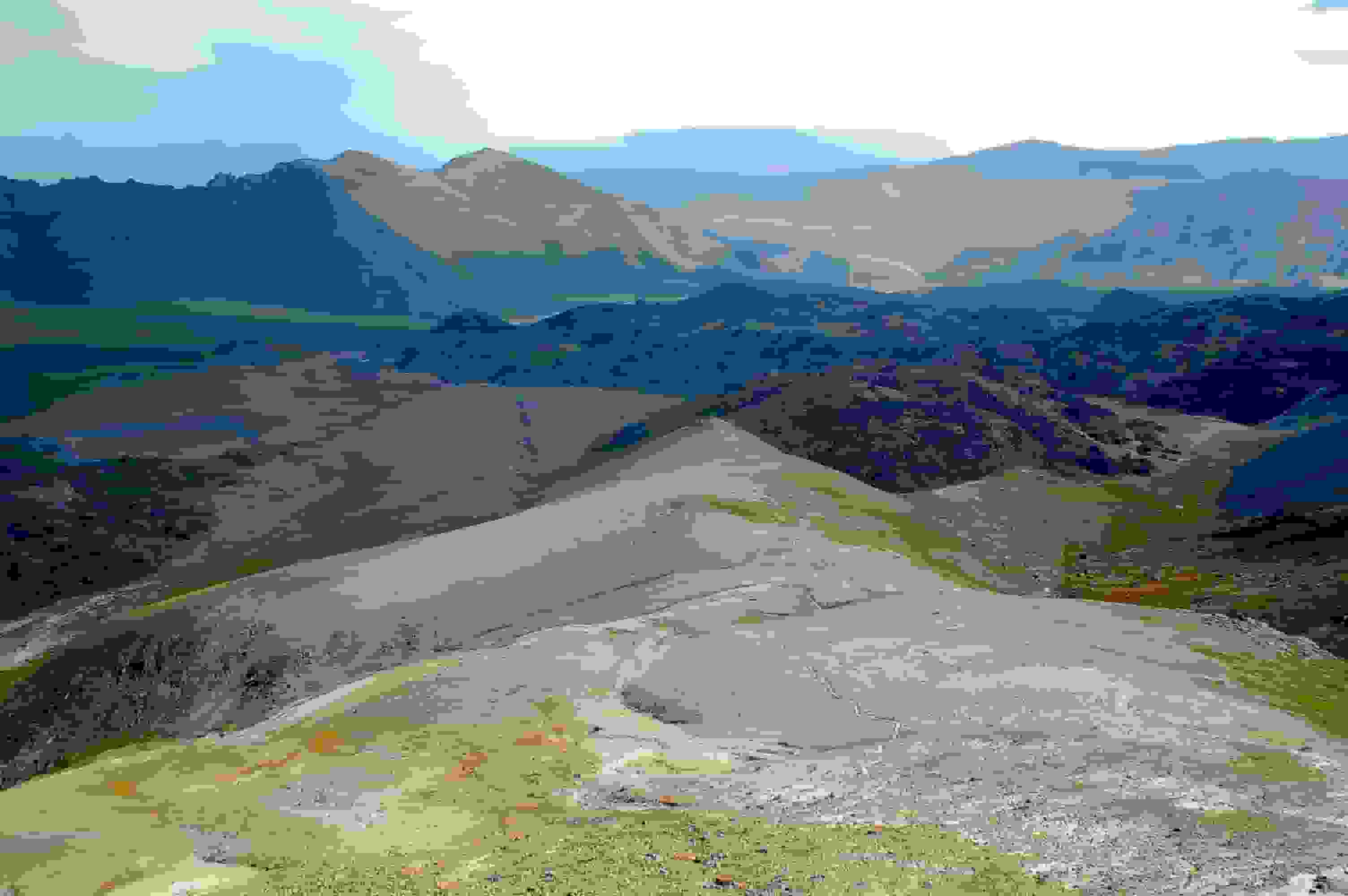 Schon etwas weiter oben: Blick zurück auf das Airfield und unseren Biwakplatz