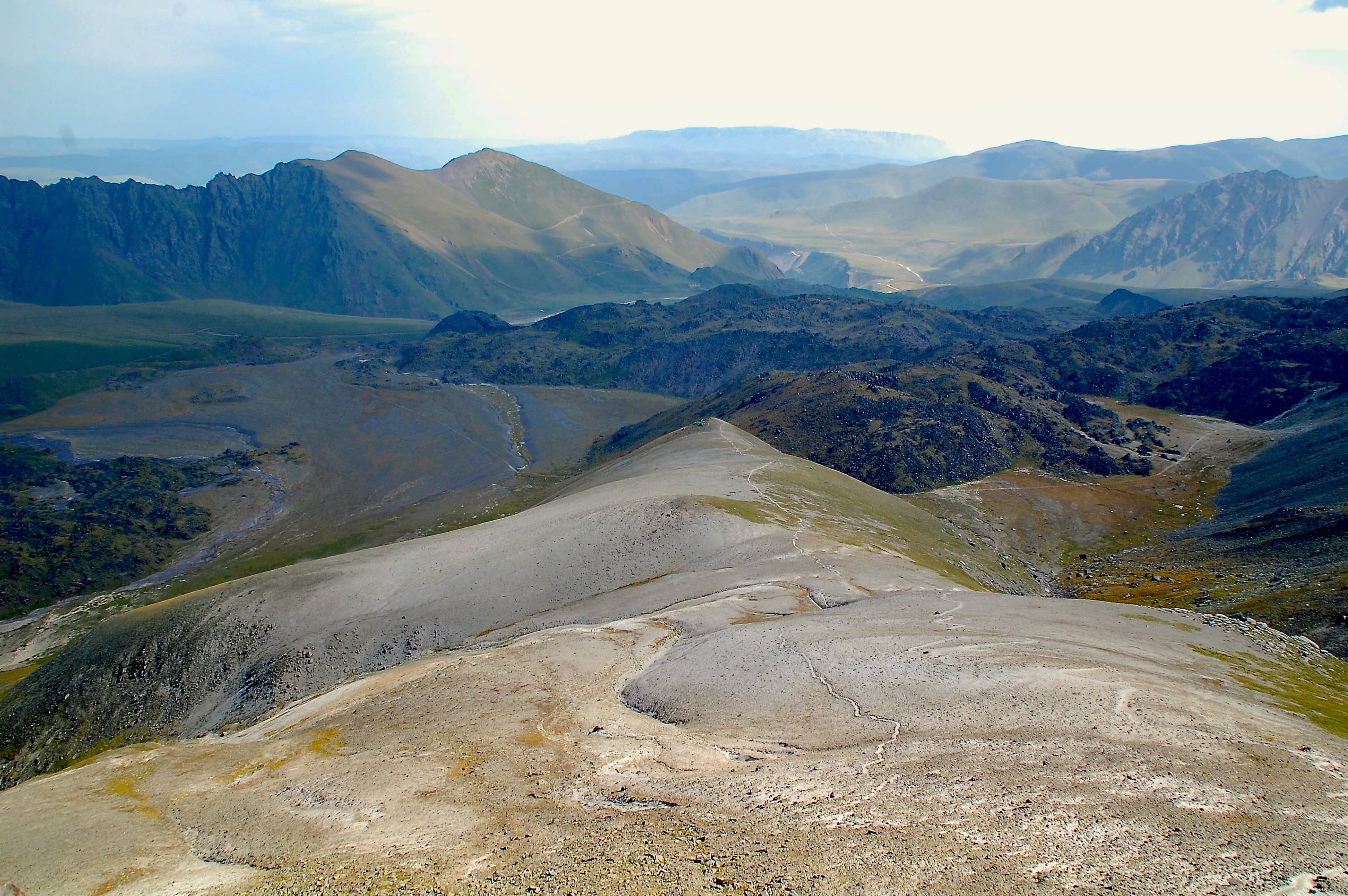 Schon etwas weiter oben: Blick zurück auf das Airfield und unseren Biwakplatz