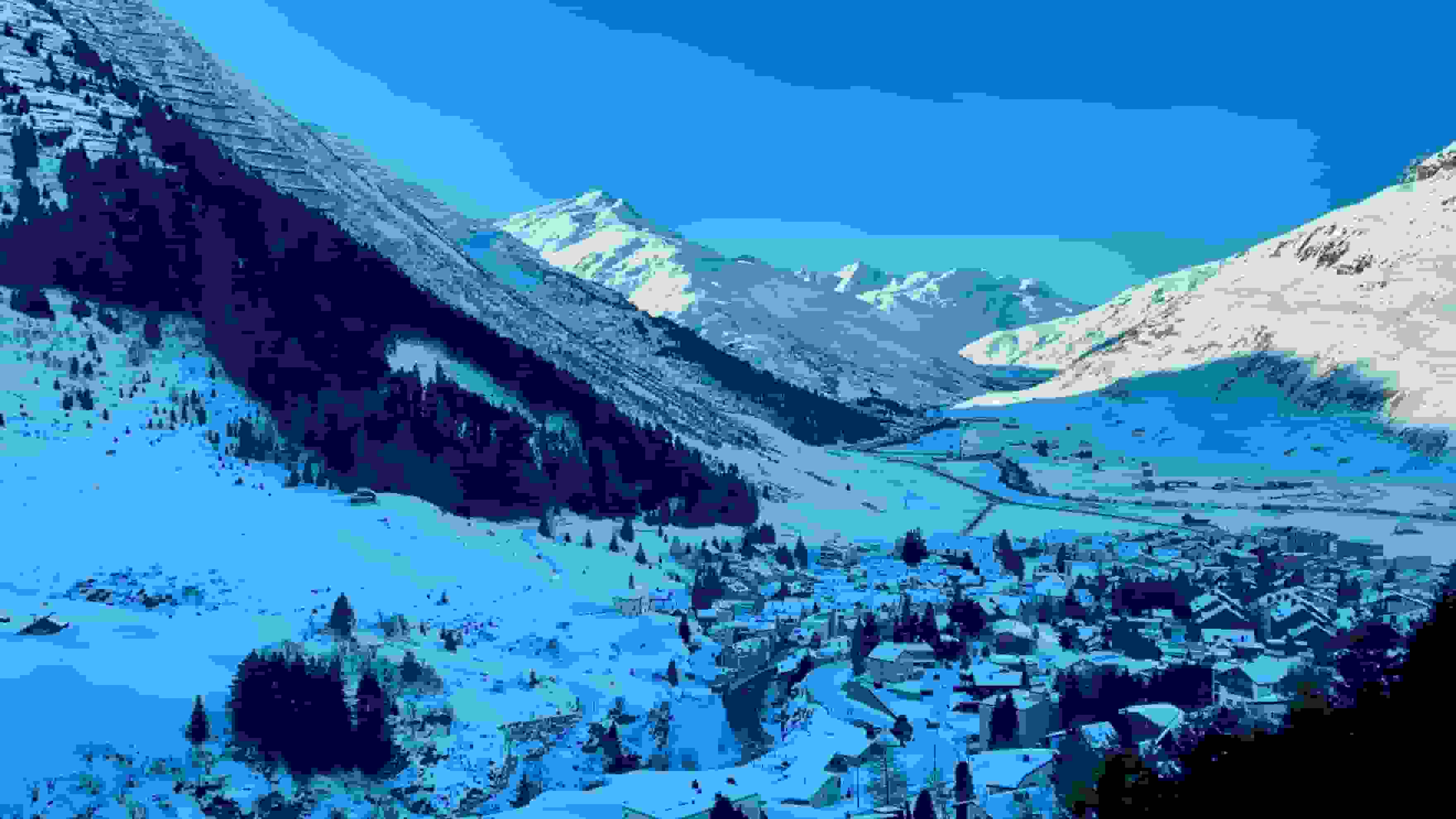 Im Zug zum Oberalppass: Andermatt und hinten das Winterhorn