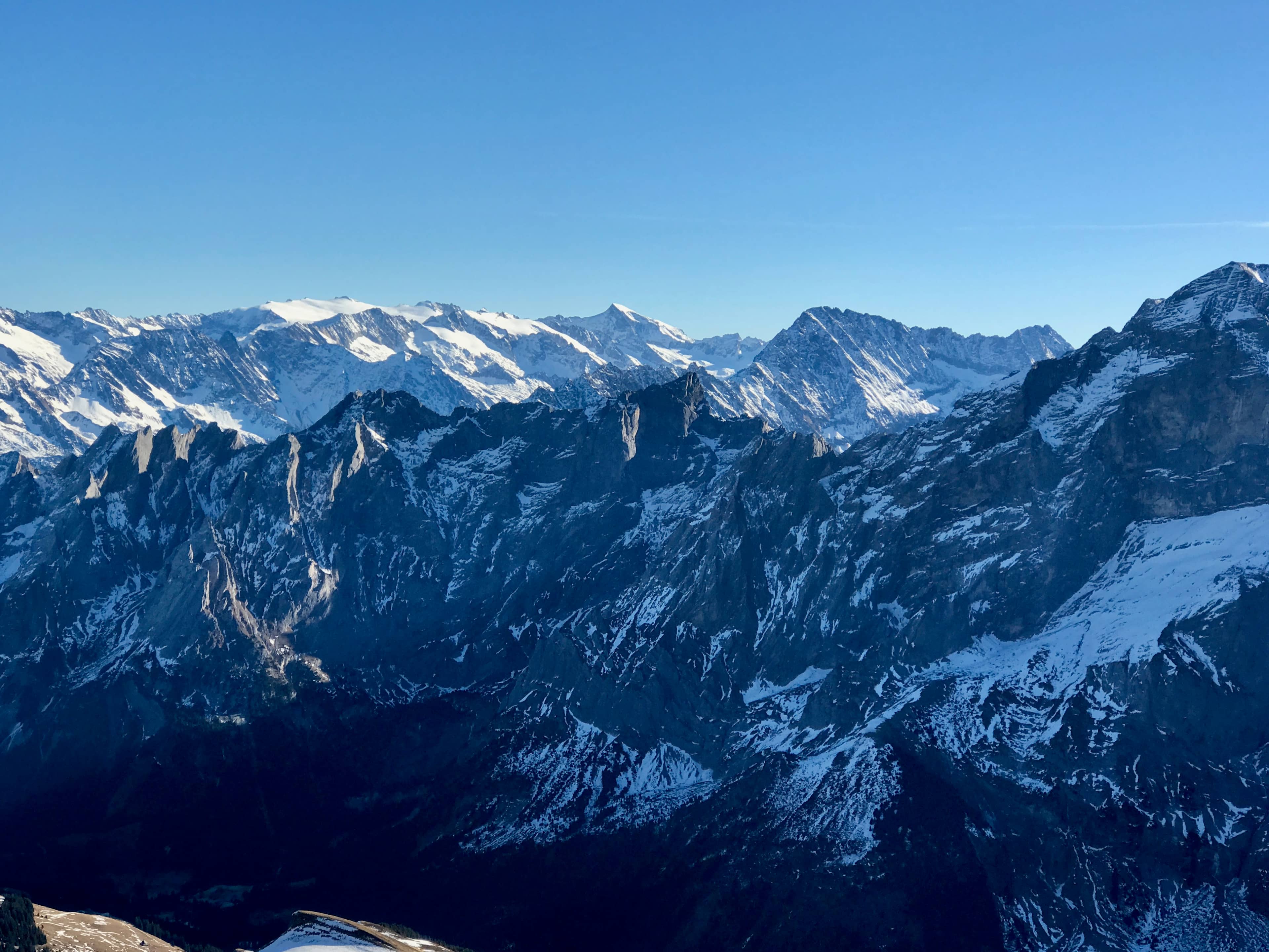 Aussicht vom Schwarzhorn über die Engelhörner zum Dammagebiet und Galenstock
