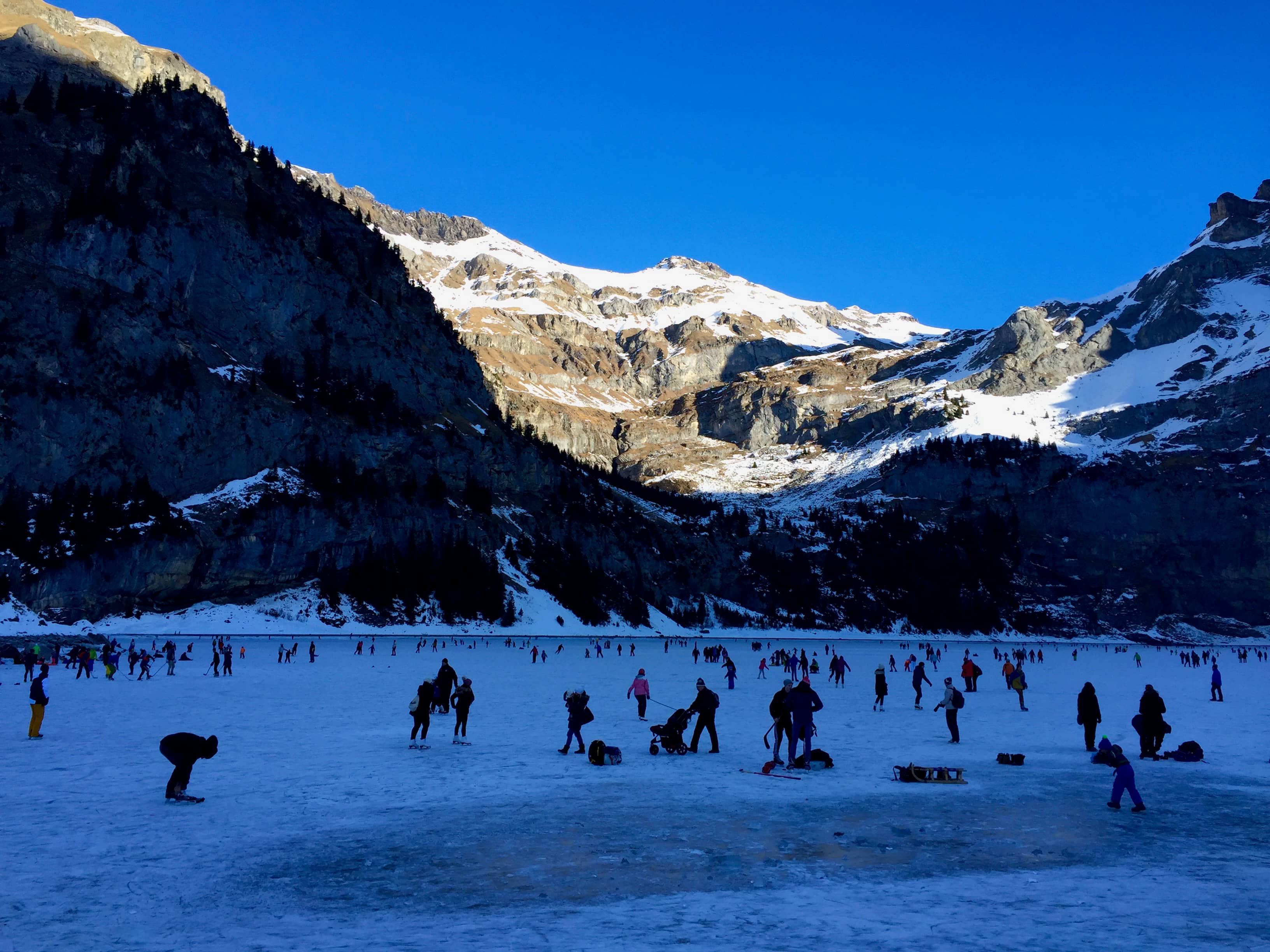 Viel Betrieb auf dem zugefrorenen Oeschinensee