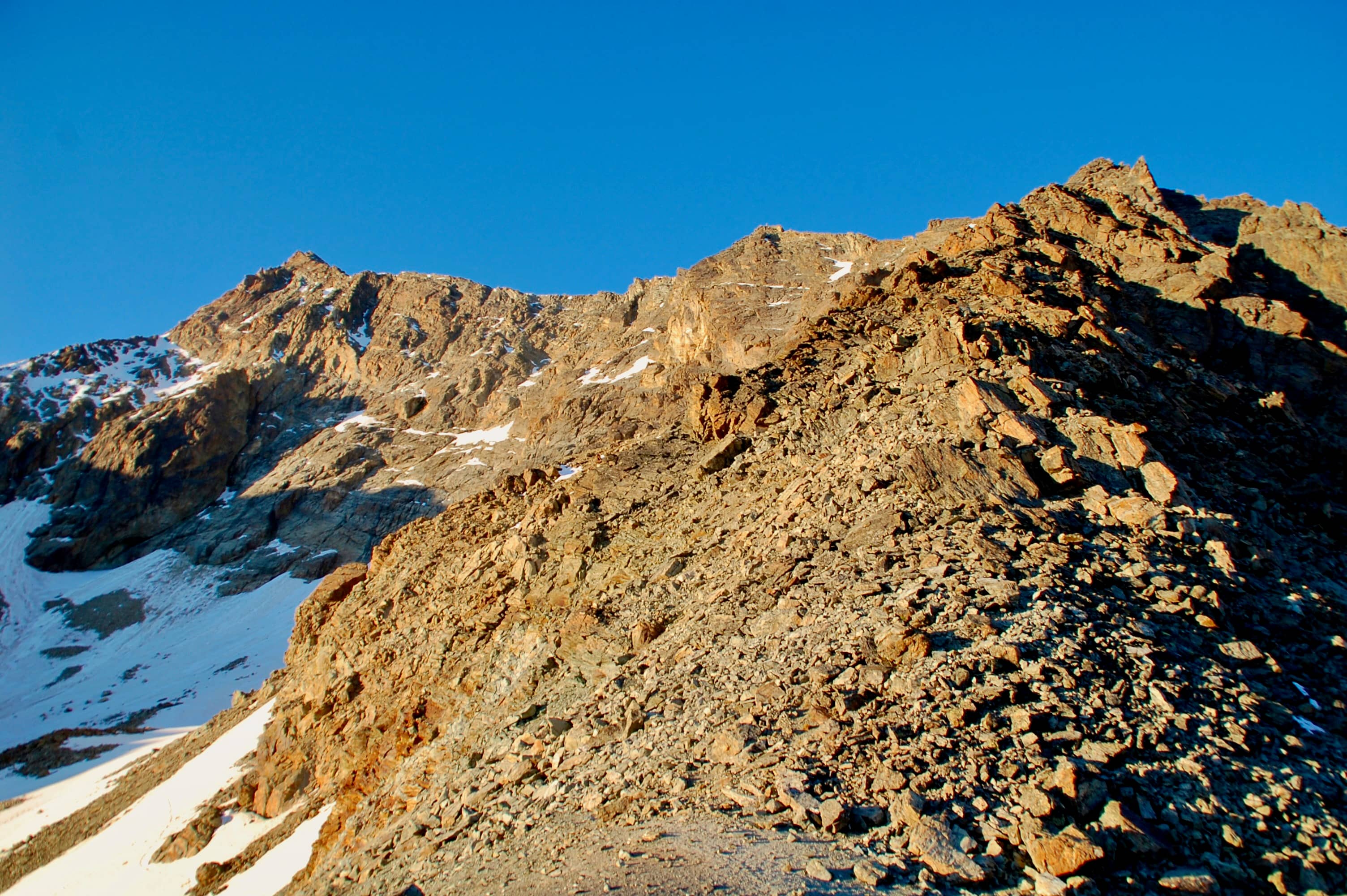 Blick vom Col de Lire Rose über den Aufstieg in Richtung La Ruinette. Man folgt immer dem Grat