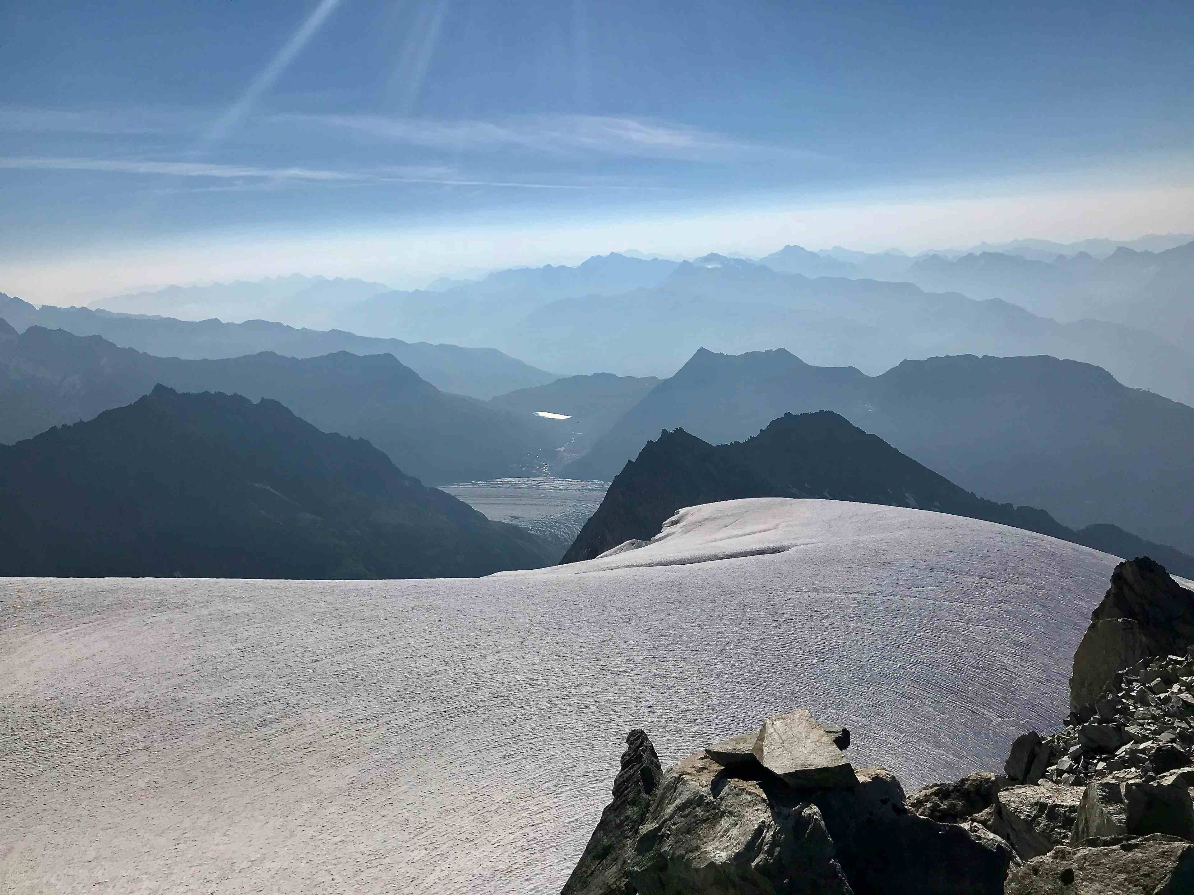 Blick über den Zenbächengletscher. Hinten der Grosse Aletschgletscher und der Märjelensee