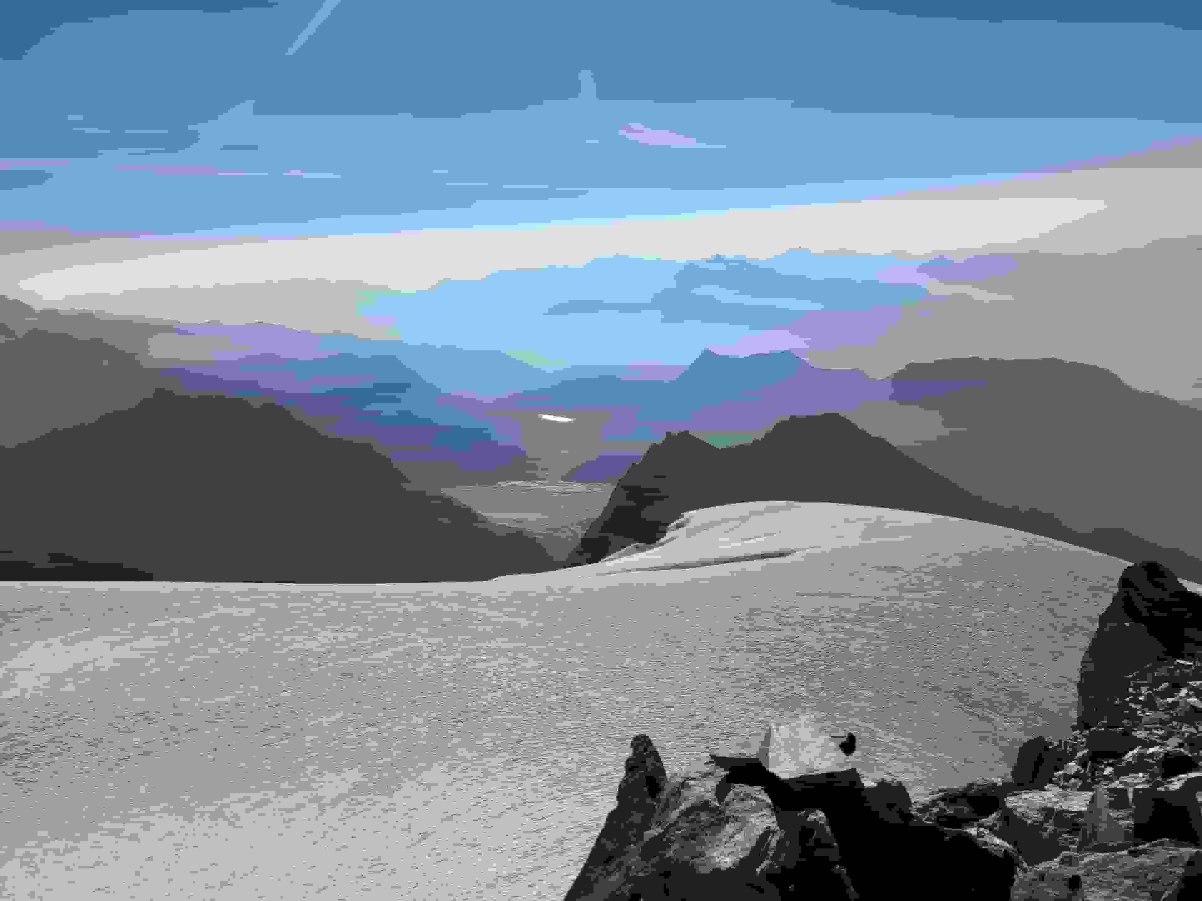 Blick über den Zenbächengletscher. Hinten der Grosse Aletschgletscher und der Märjelensee