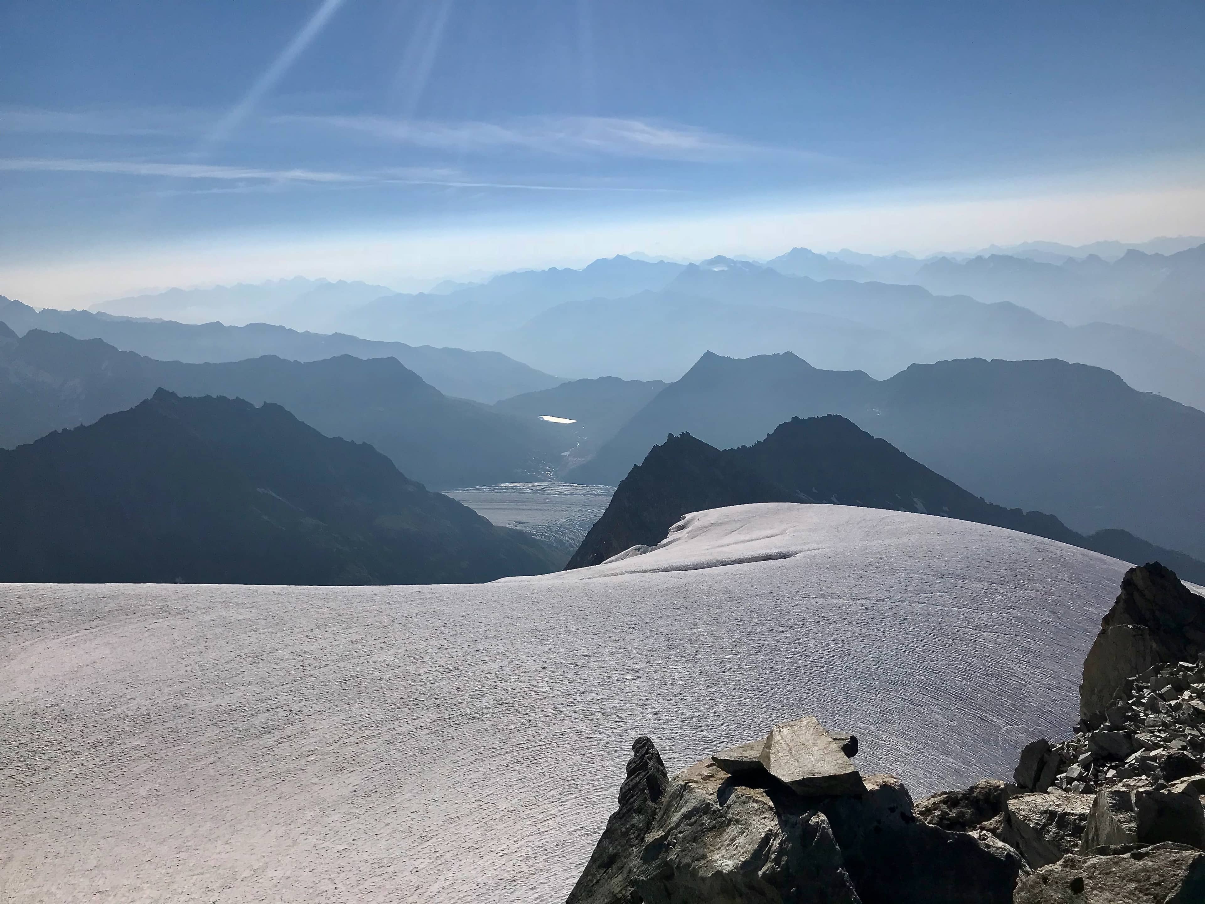 Blick über den Zenbächengletscher. Hinten der Grosse Aletschgletscher und der Märjelensee