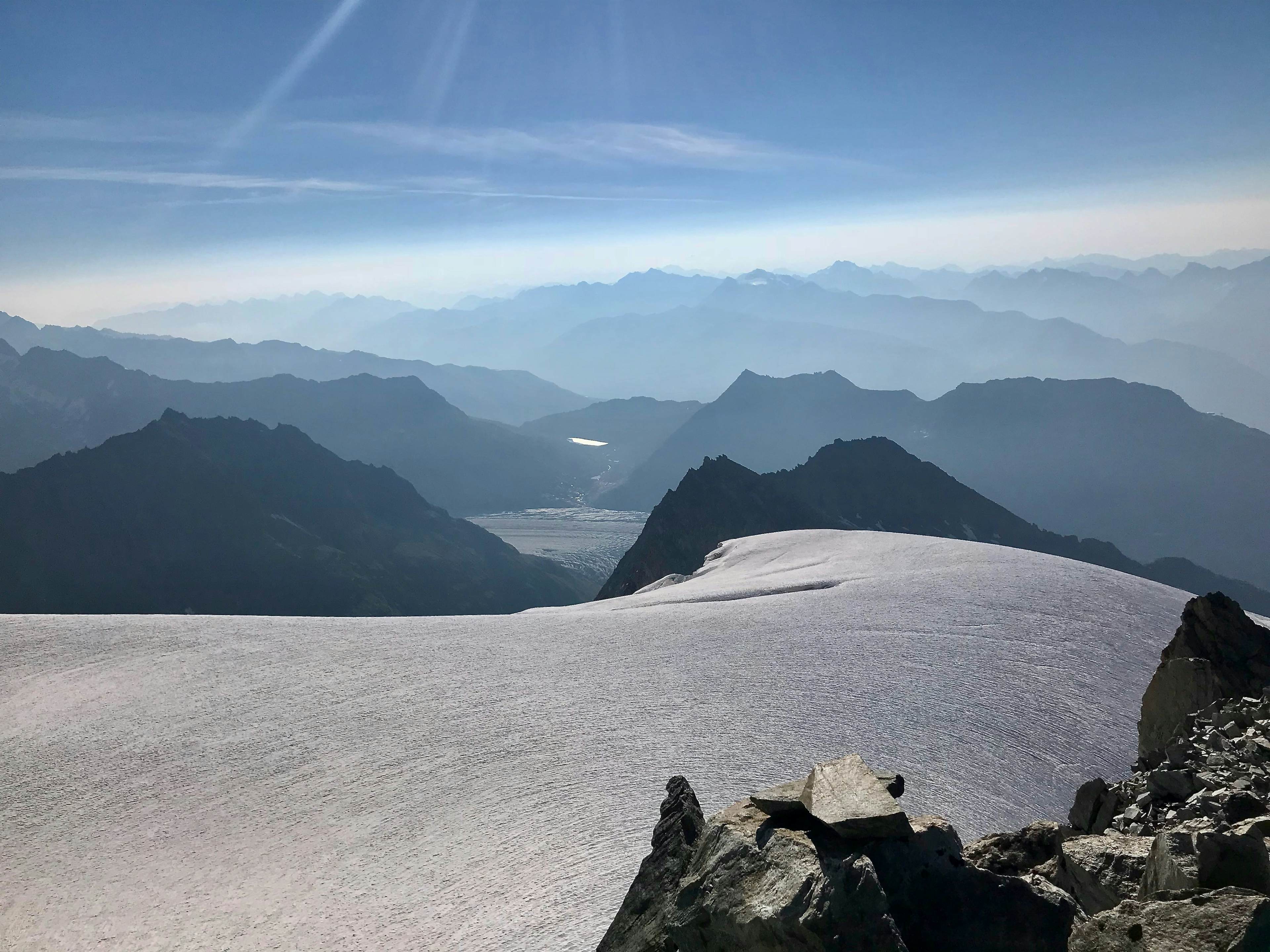 Blick über den Zenbächengletscher. Hinten der Grosse Aletschgletscher und der Märjelensee