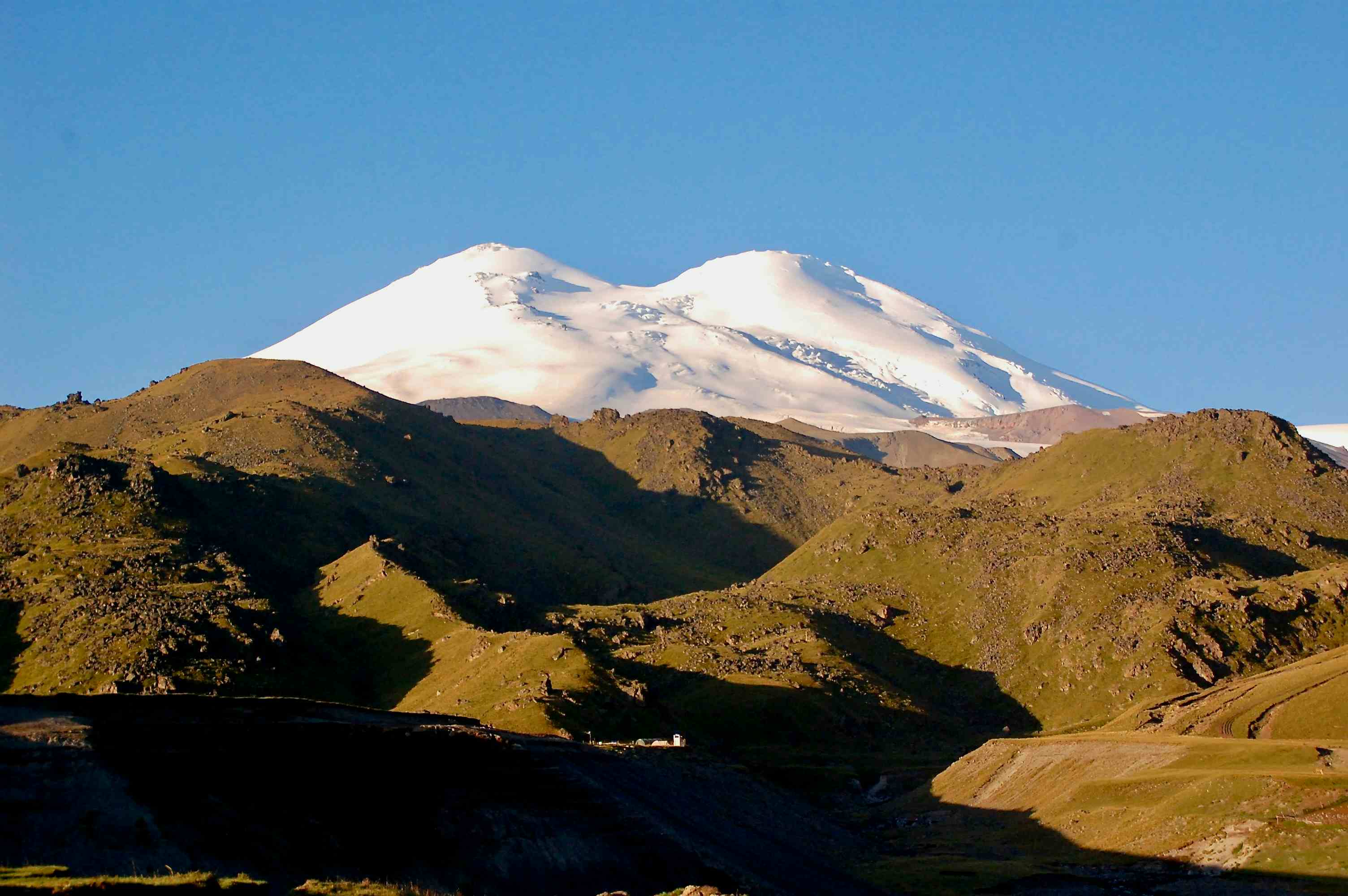 Elbrus, darunter das Base Camp