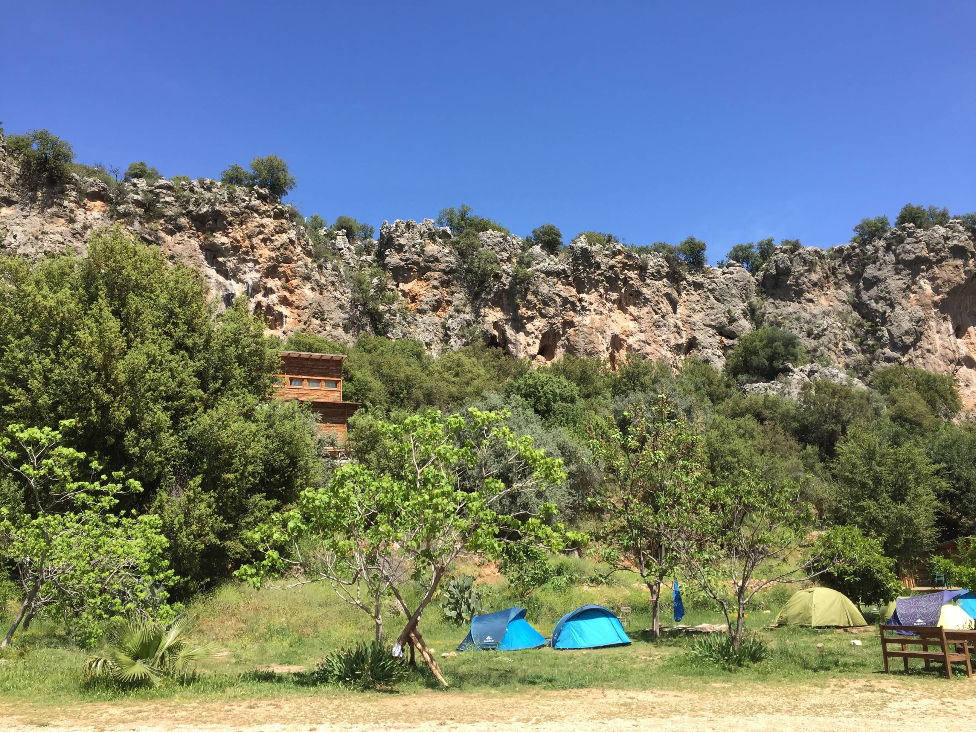 Gleich hinter dem Camp befinden sich die ersten Klettersektoren