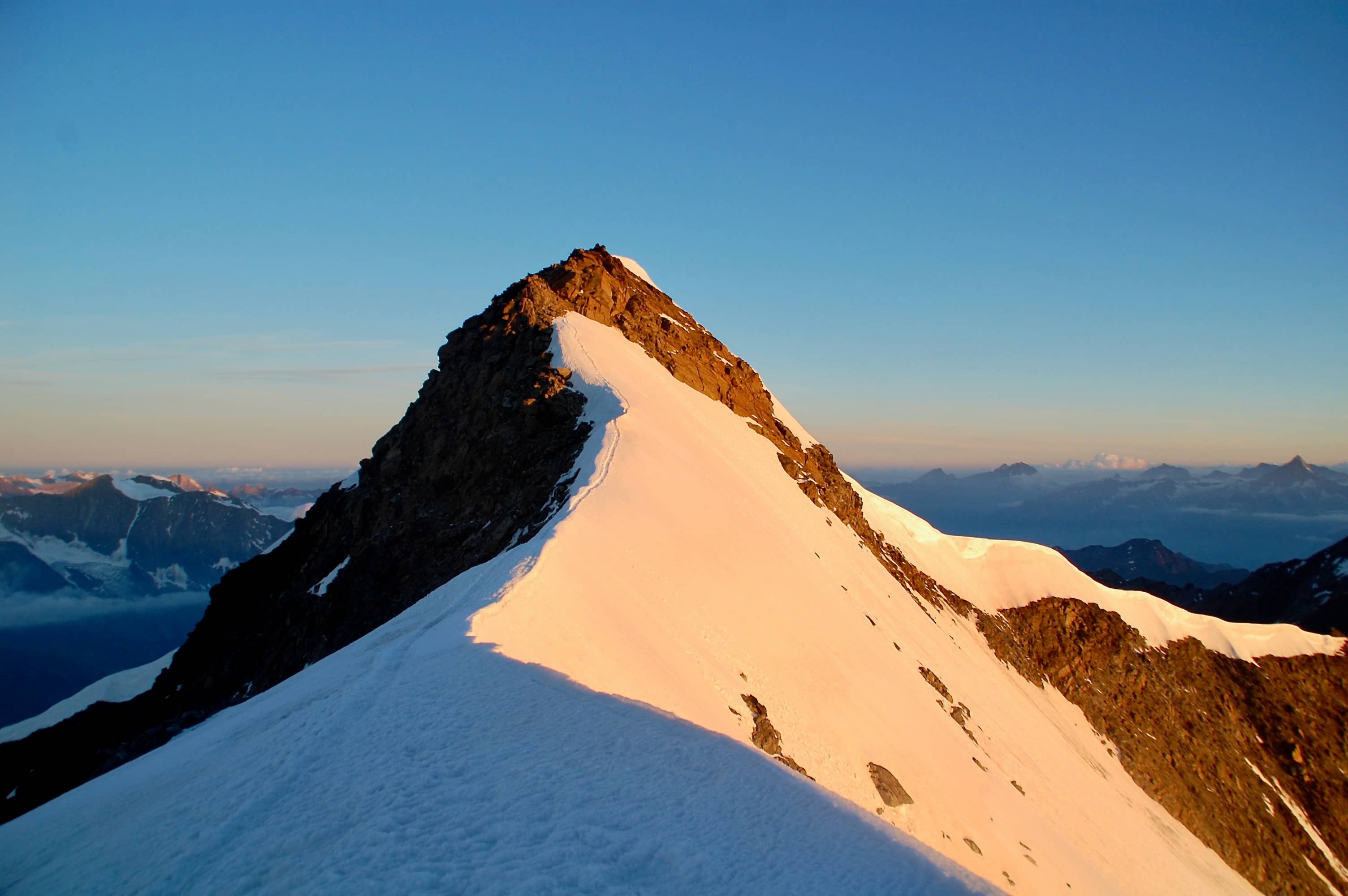 Blick vom Weissmies-Vorgipfel auf die letzten Meter – ein Genuss!