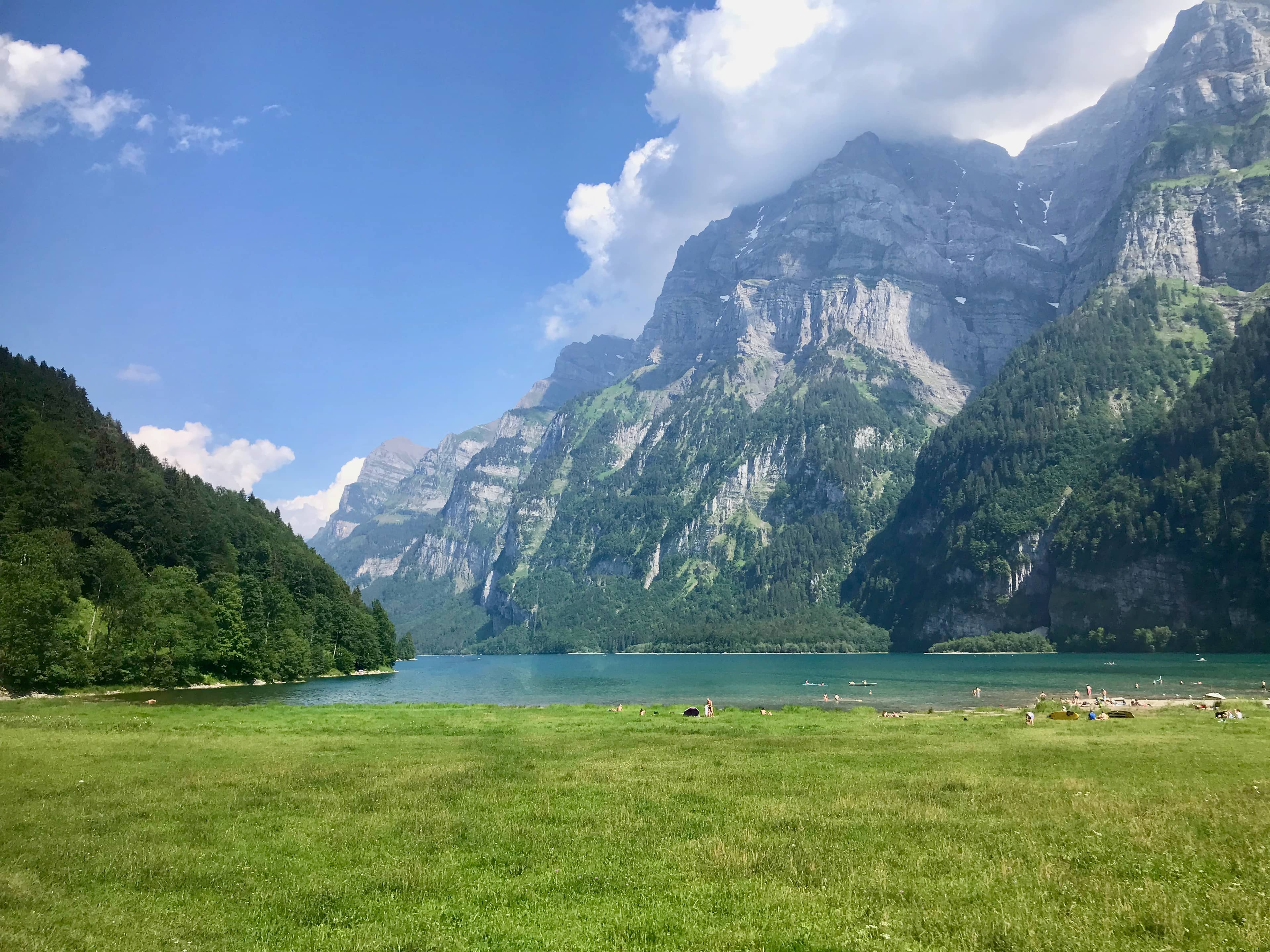 Am Klöntalersee. Weit oben die Gipfel des Glärnischmassivs