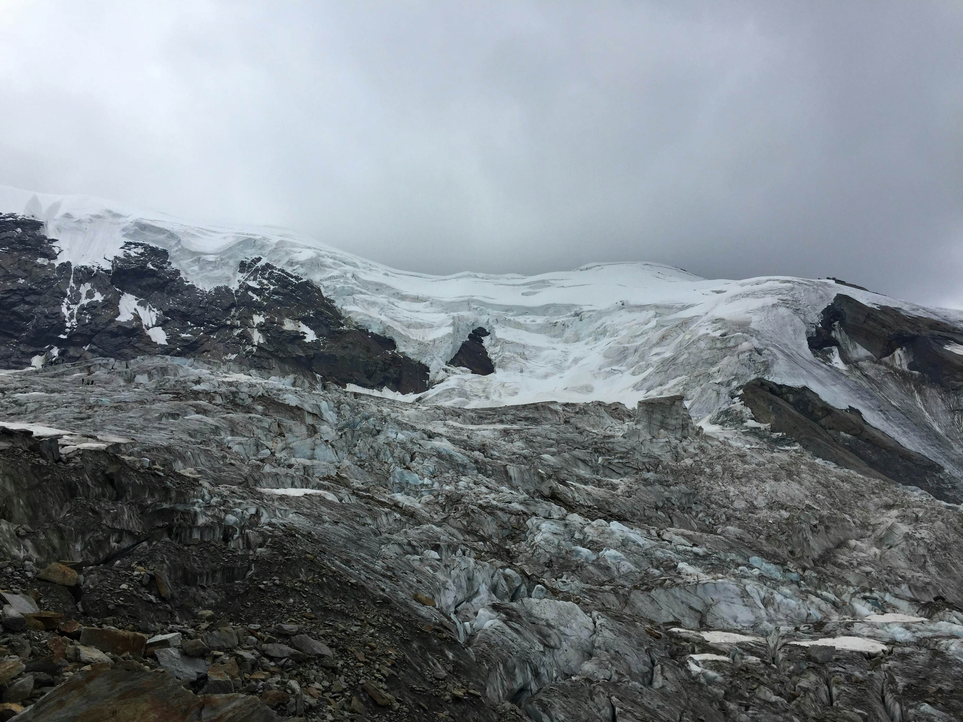 Blick vom Gletscherrand über den zerklüfteten Triftgletscher.