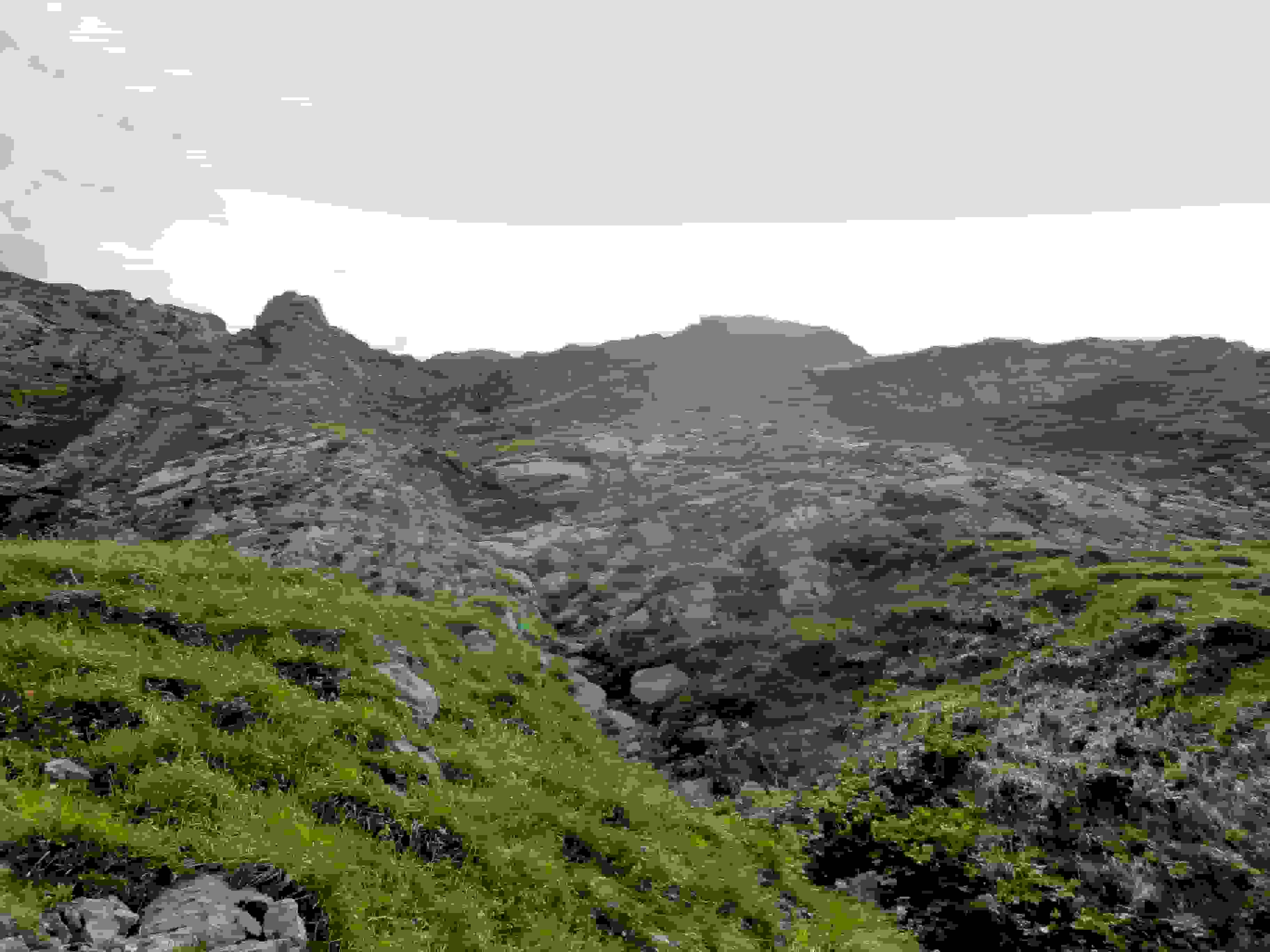 Blick nach oben. Markierungen weisen den Weg