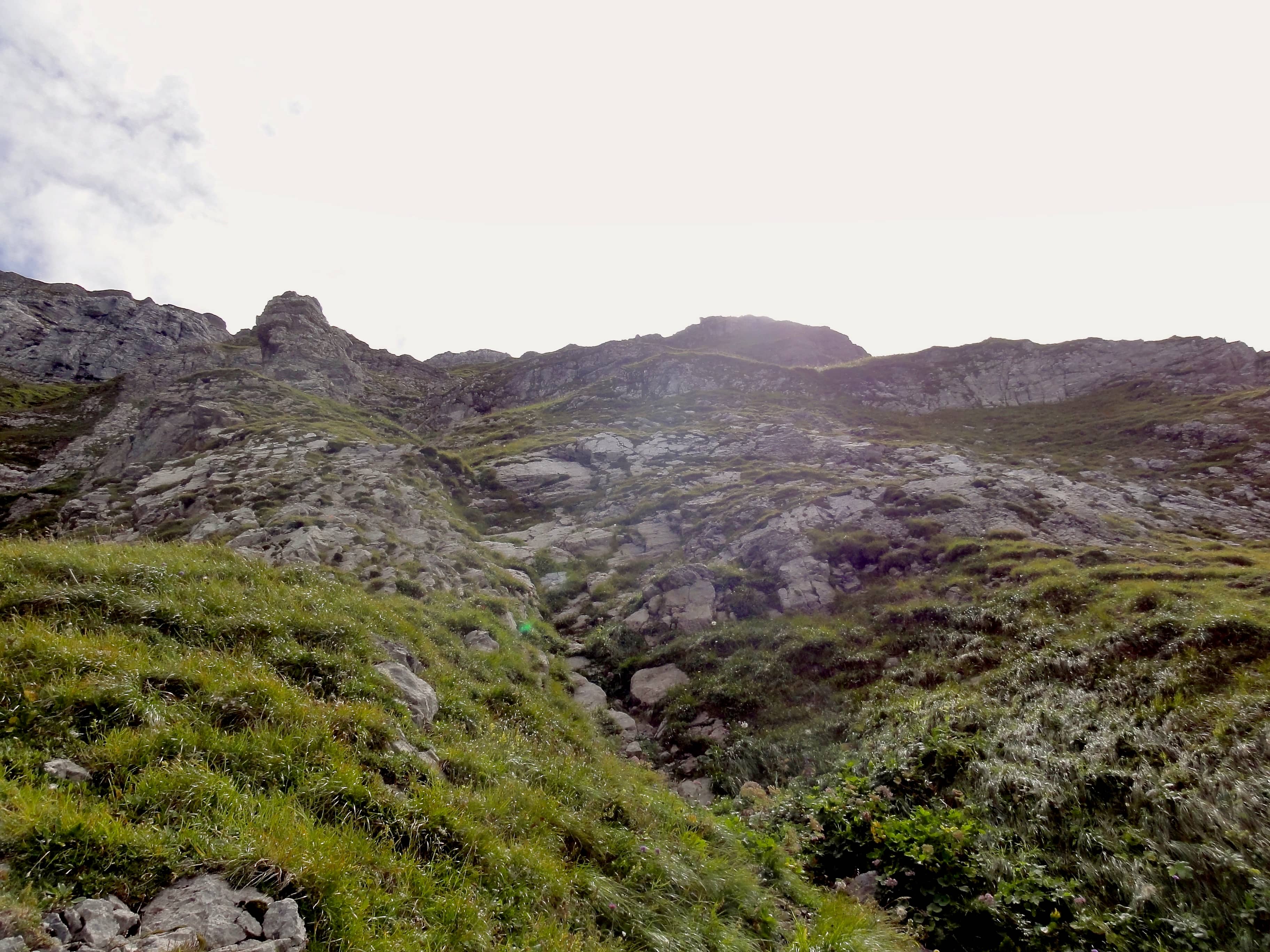 Blick nach oben. Markierungen weisen den Weg