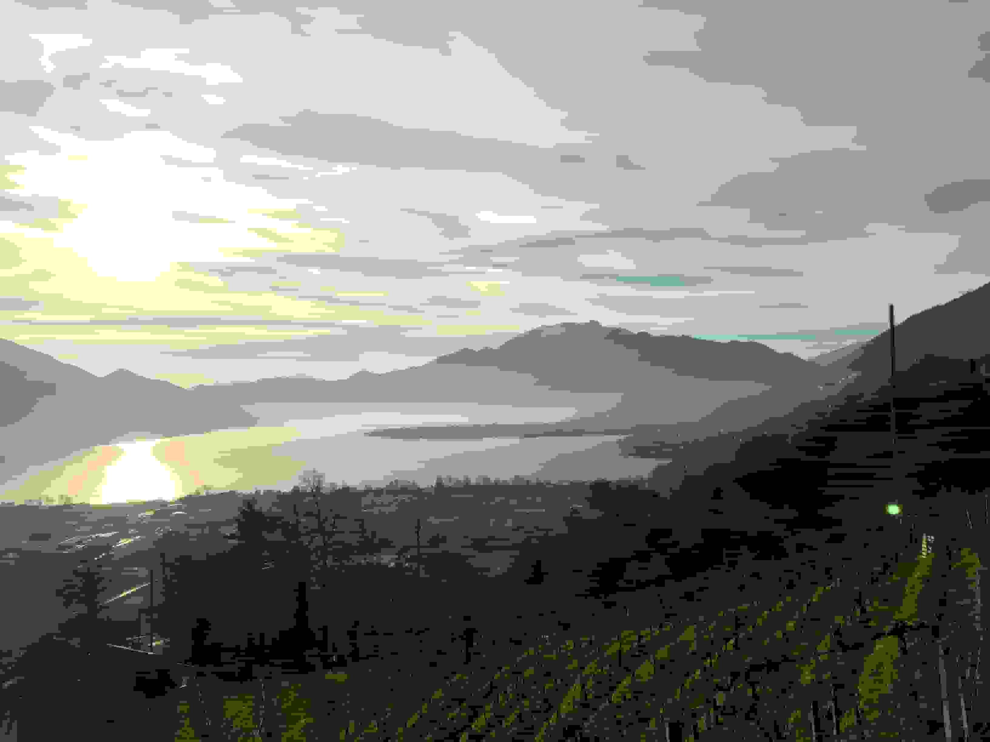 Auf dem Abstieg. Milchiges Licht über dem Lago Maggiore