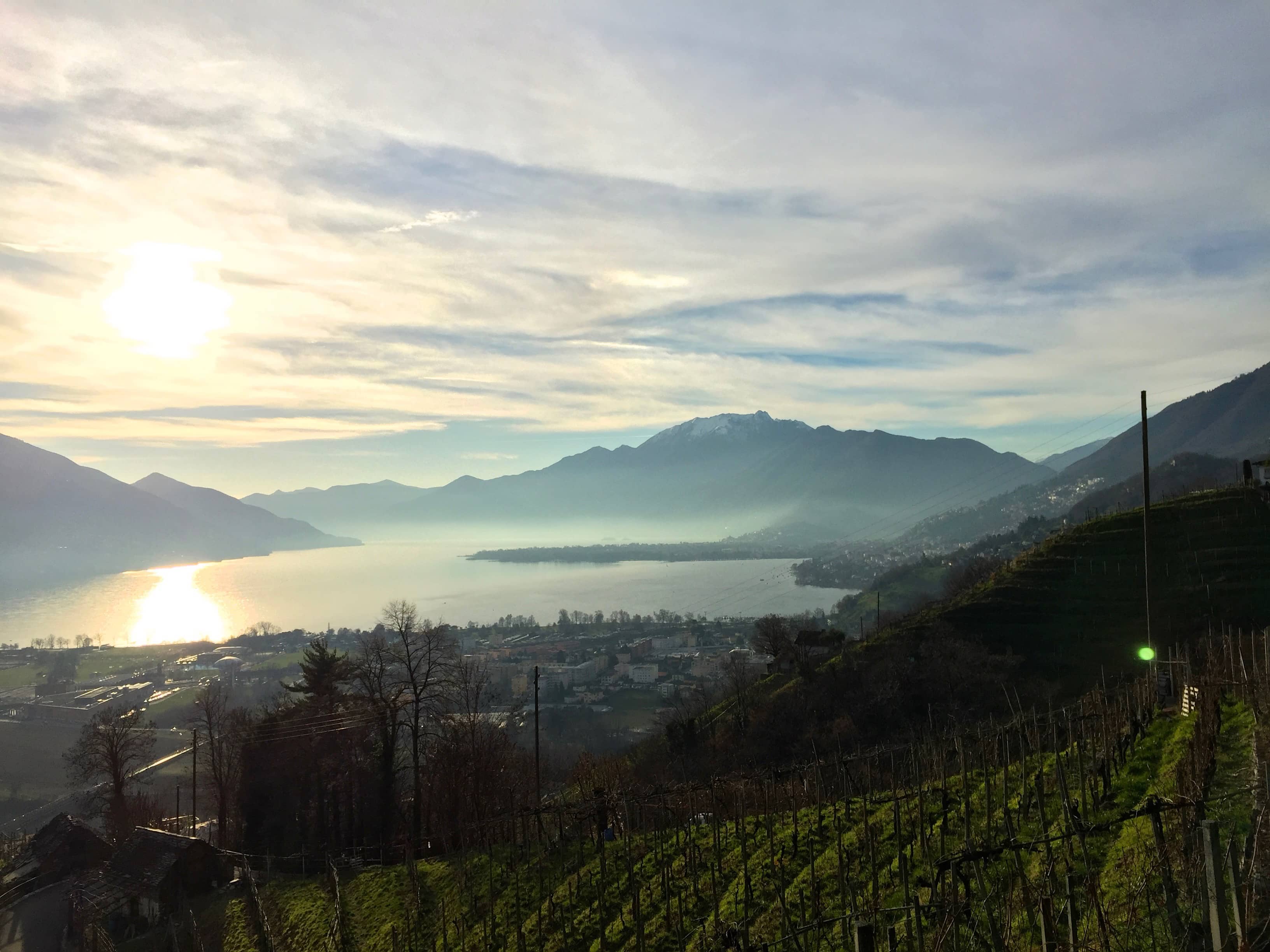 Auf dem Abstieg. Milchiges Licht über dem Lago Maggiore