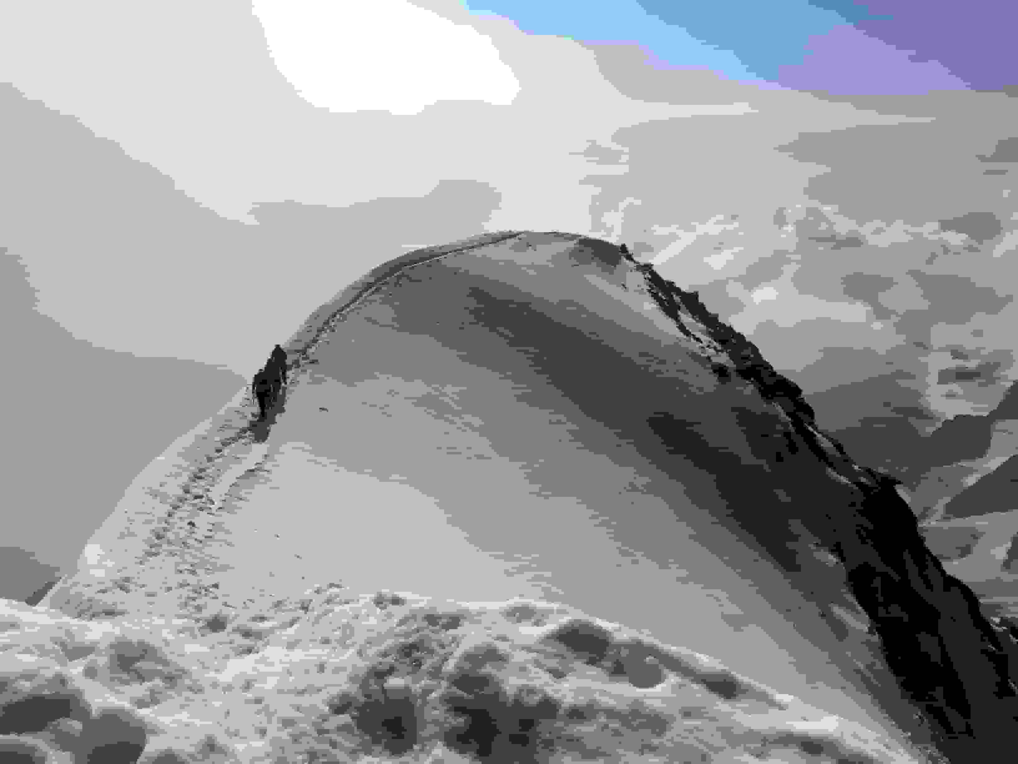 Eine weitere Seilschaft kommt auf dem Gipfel an.