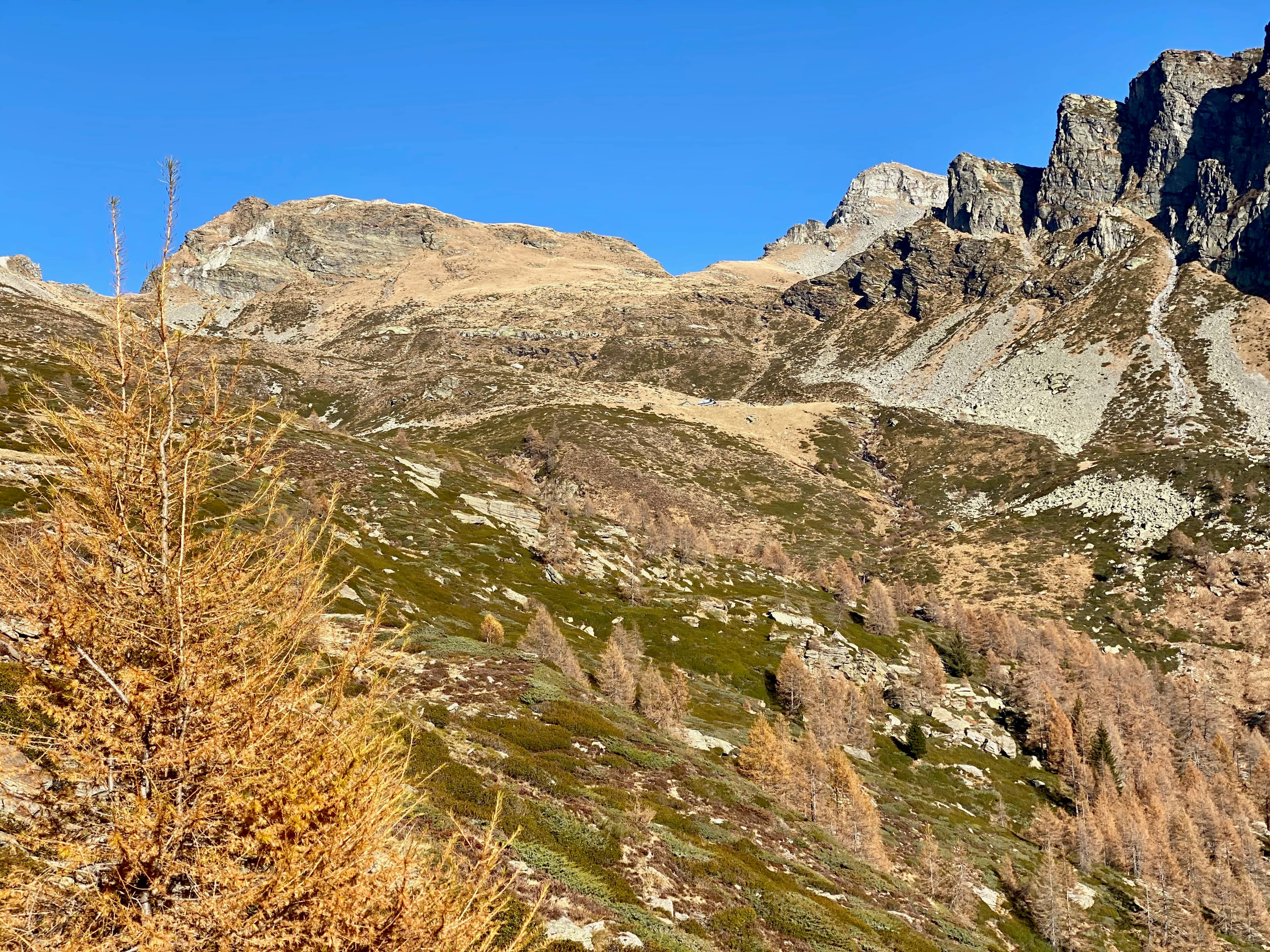 Blick nach hinten - knapp ist die Capanna Borgna zu erkennen