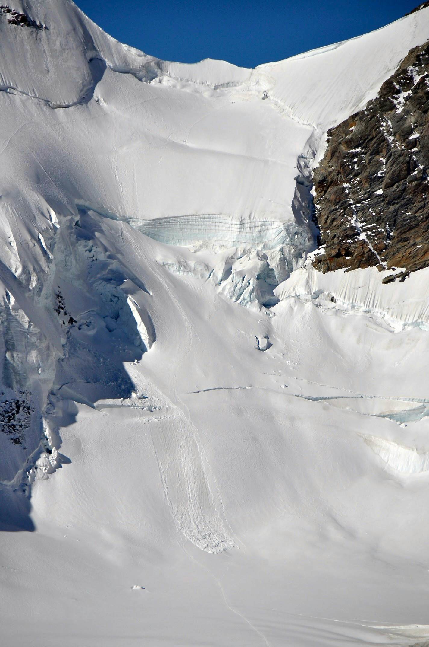 Der grosse Bergschrund unter dem Rottalsattel, den es im Abstieg von der Jungfrau zu überwinden gilt