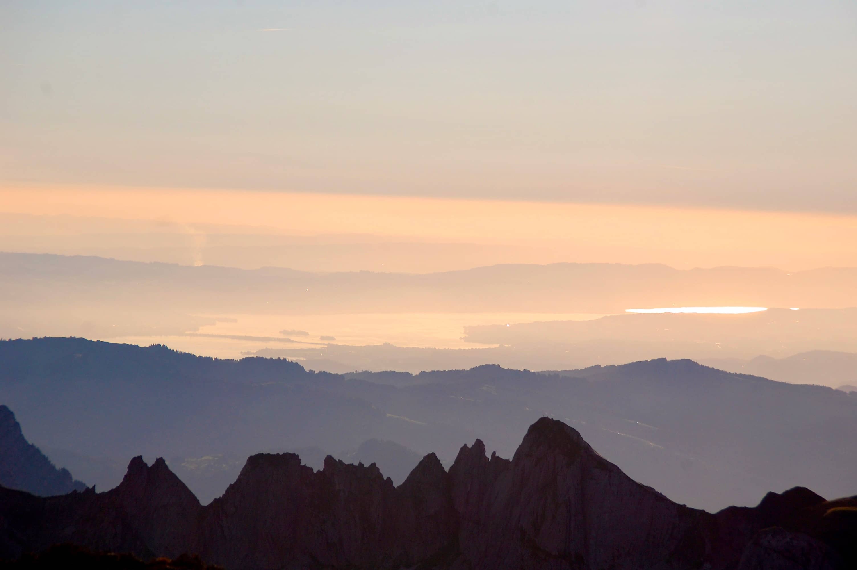 Zürichsee hinter den westlichen Alpstein-Gipfeln