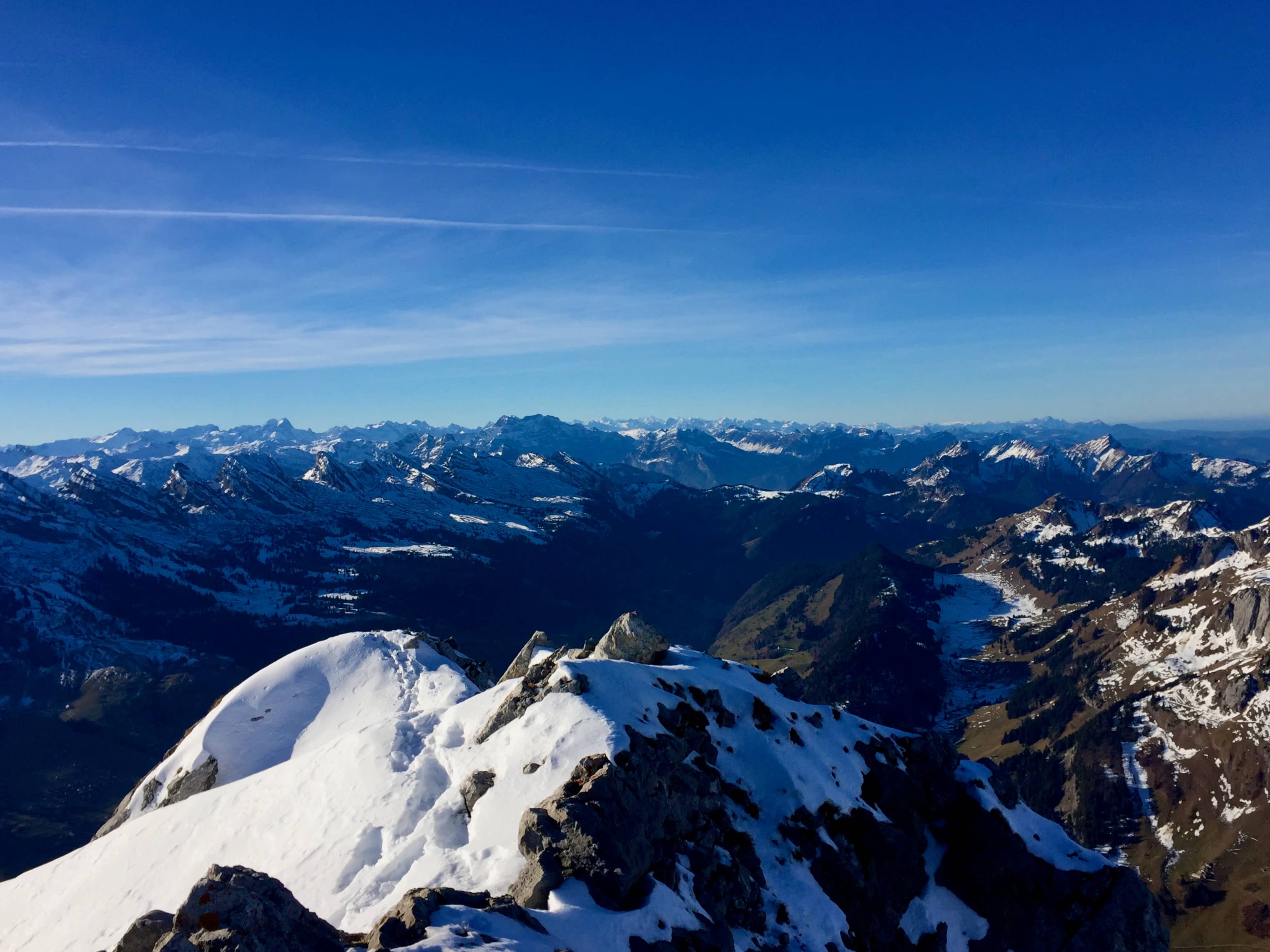Blick nach Südwesten in die Glarner und Schwyzer Alpen.