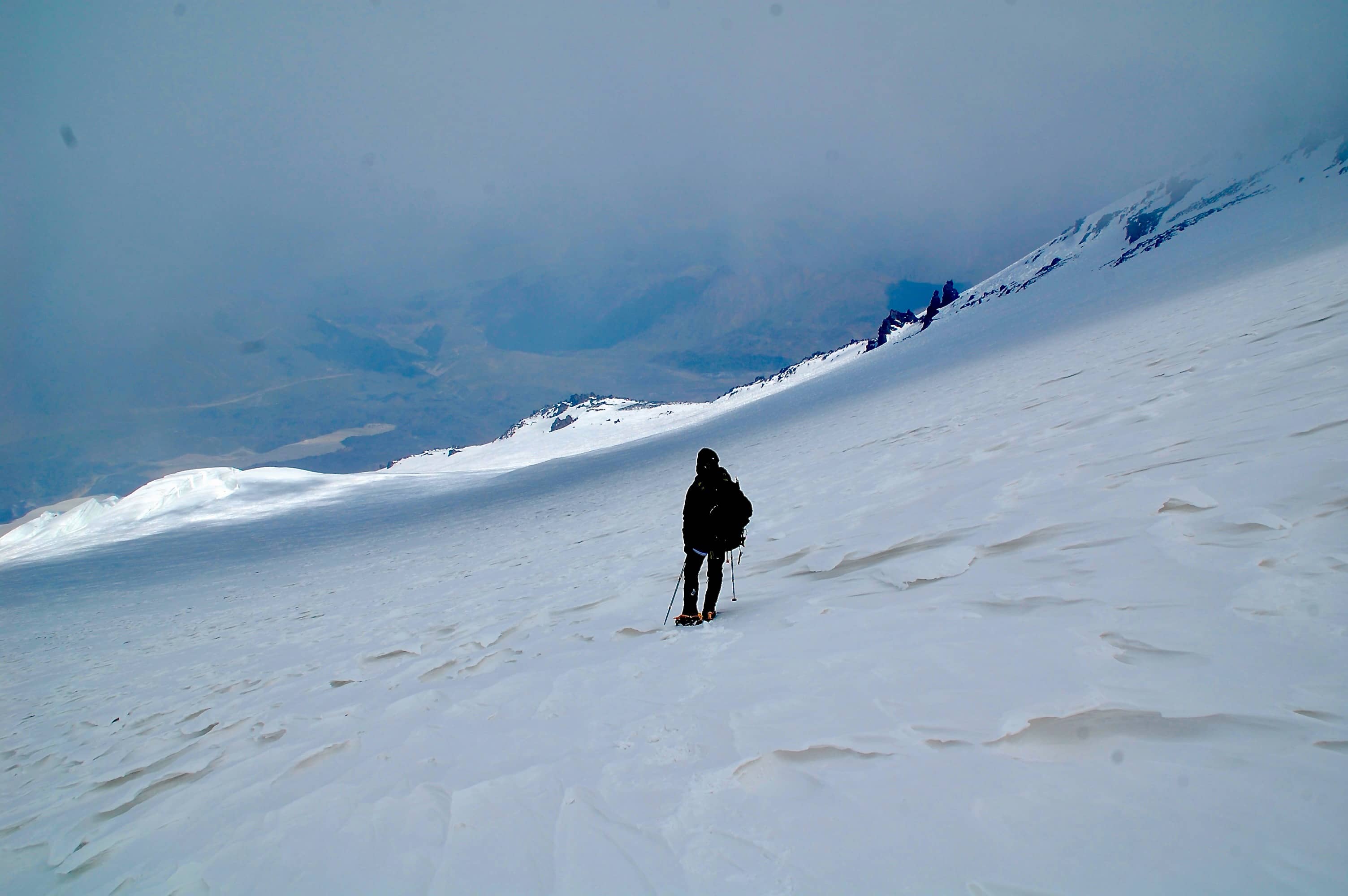 Im Abstieg auf ca. 5200m: Der Nebel lichtet sich