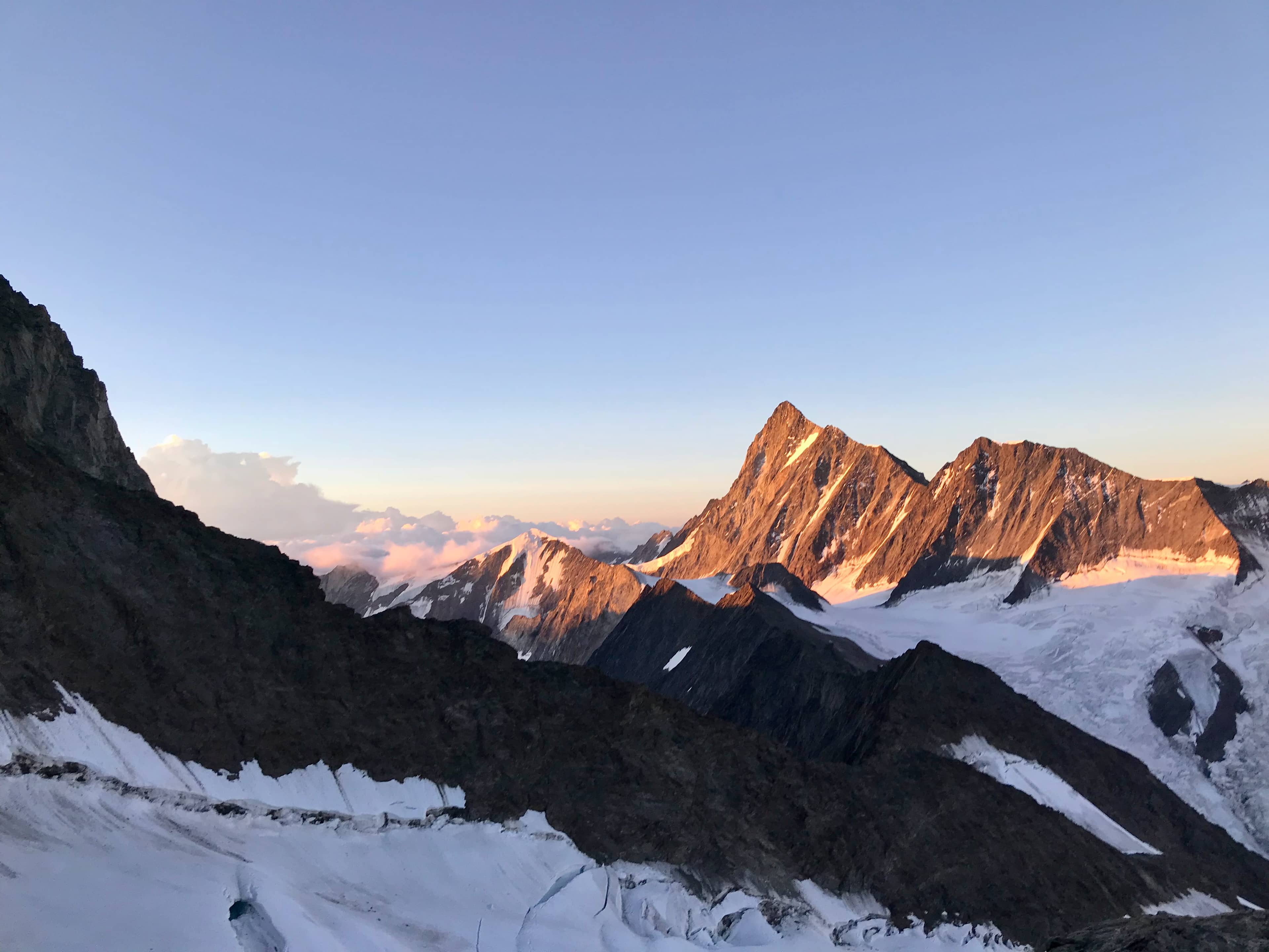 Die Sonne ist bereits aufgegangen am Finsteraarhorn