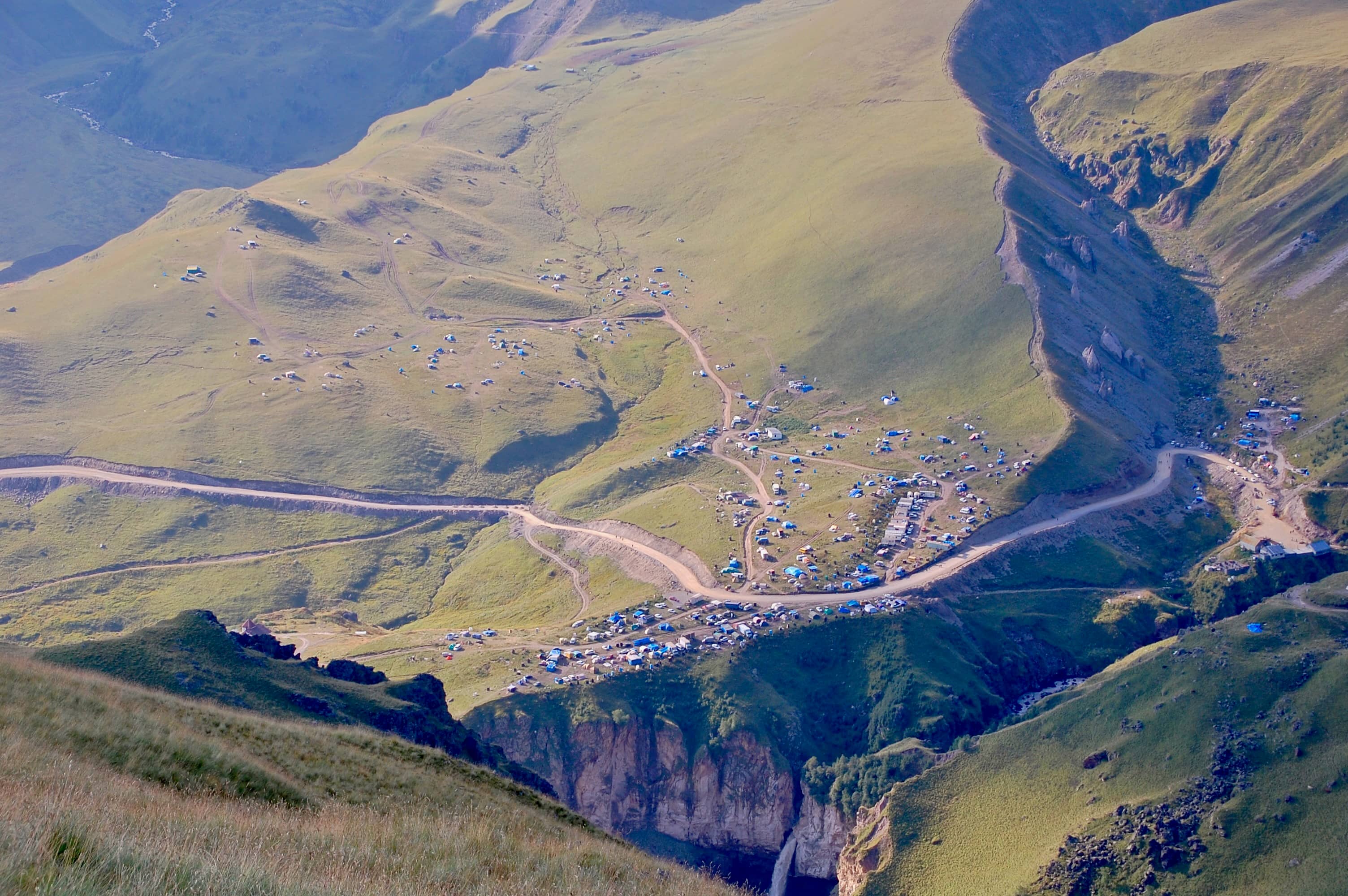 Hierhin führt die neue Strasse: Mineralquellen Dzhyly-Su