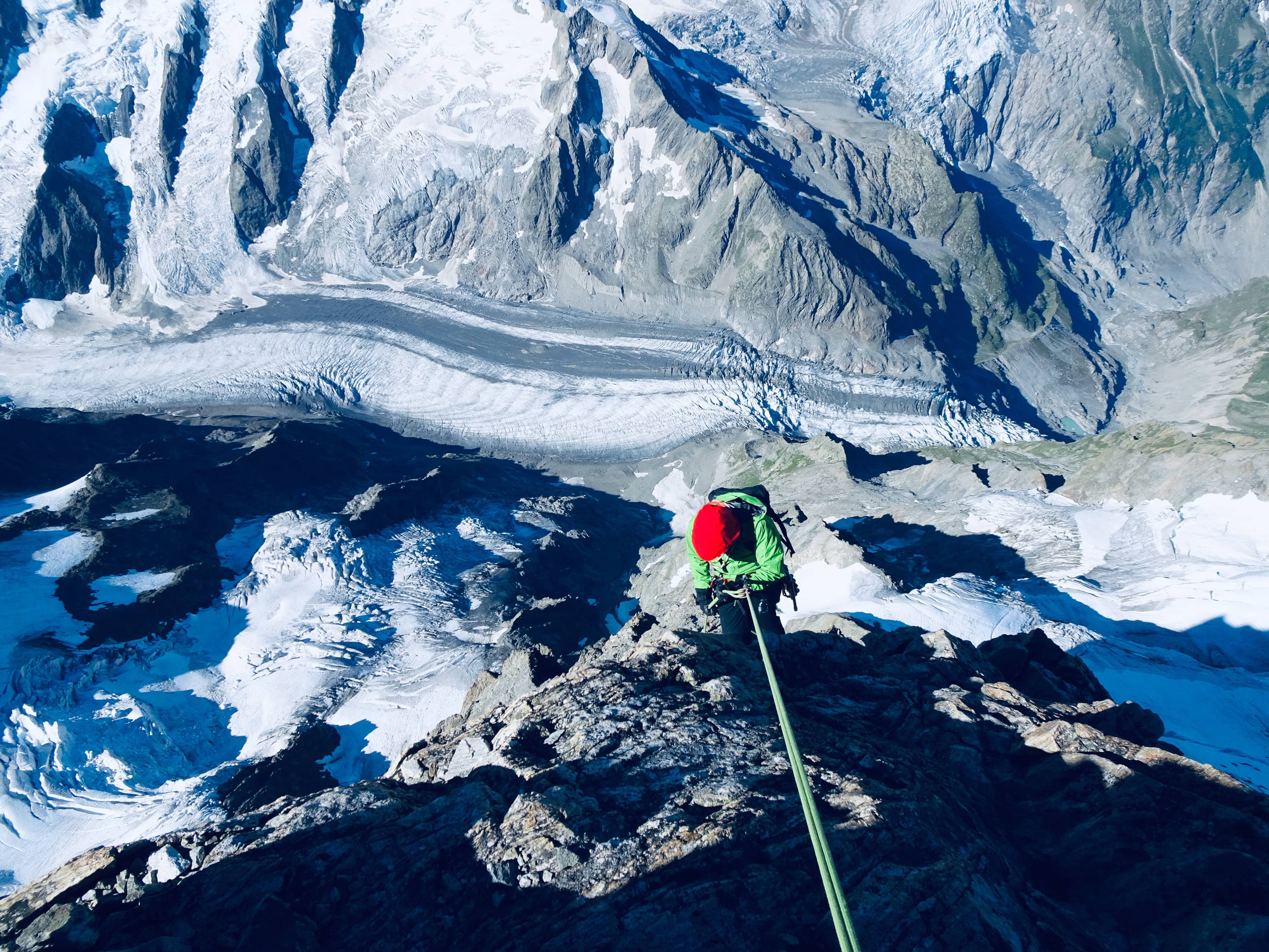 Danny am Abseilen, und 1500m weiter unten der Ischmeer-Gletscher