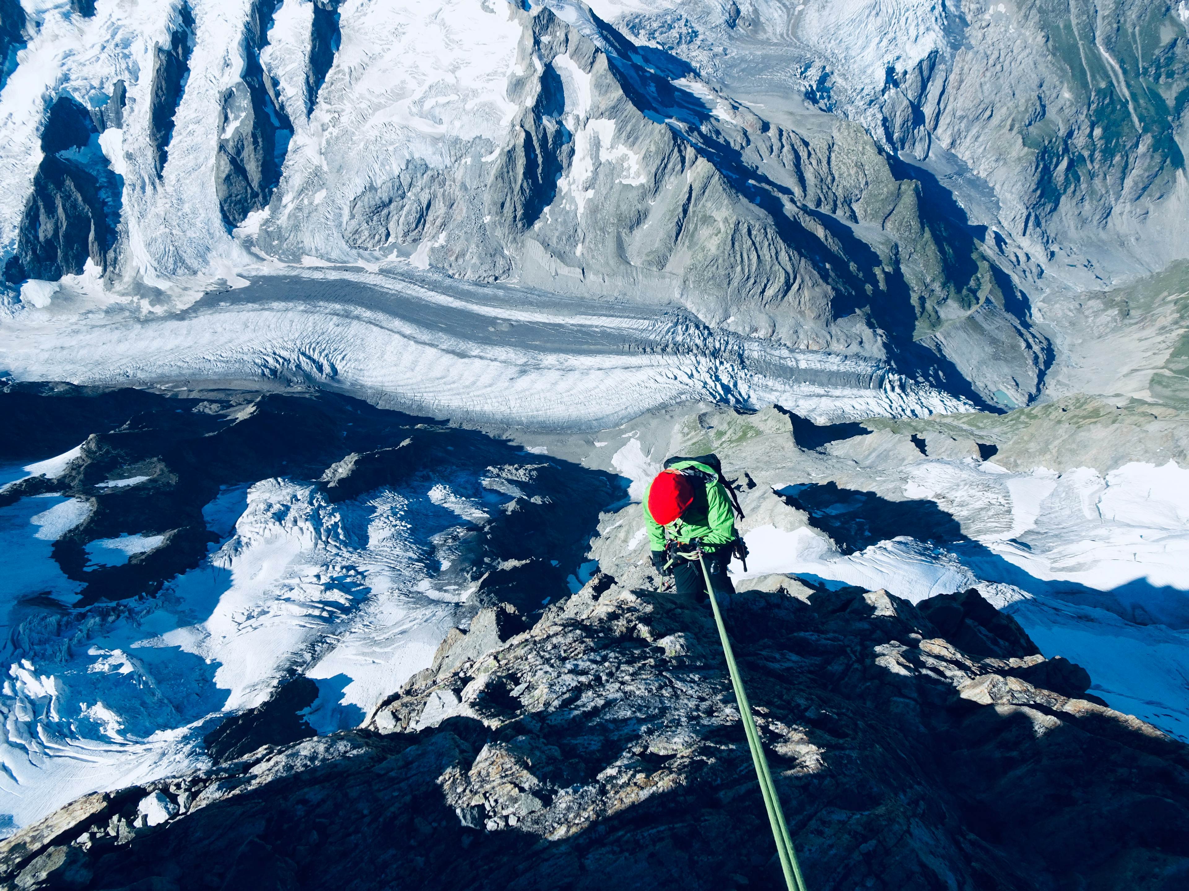 Danny am Abseilen, und 1500m weiter unten der Ischmeer-Gletscher