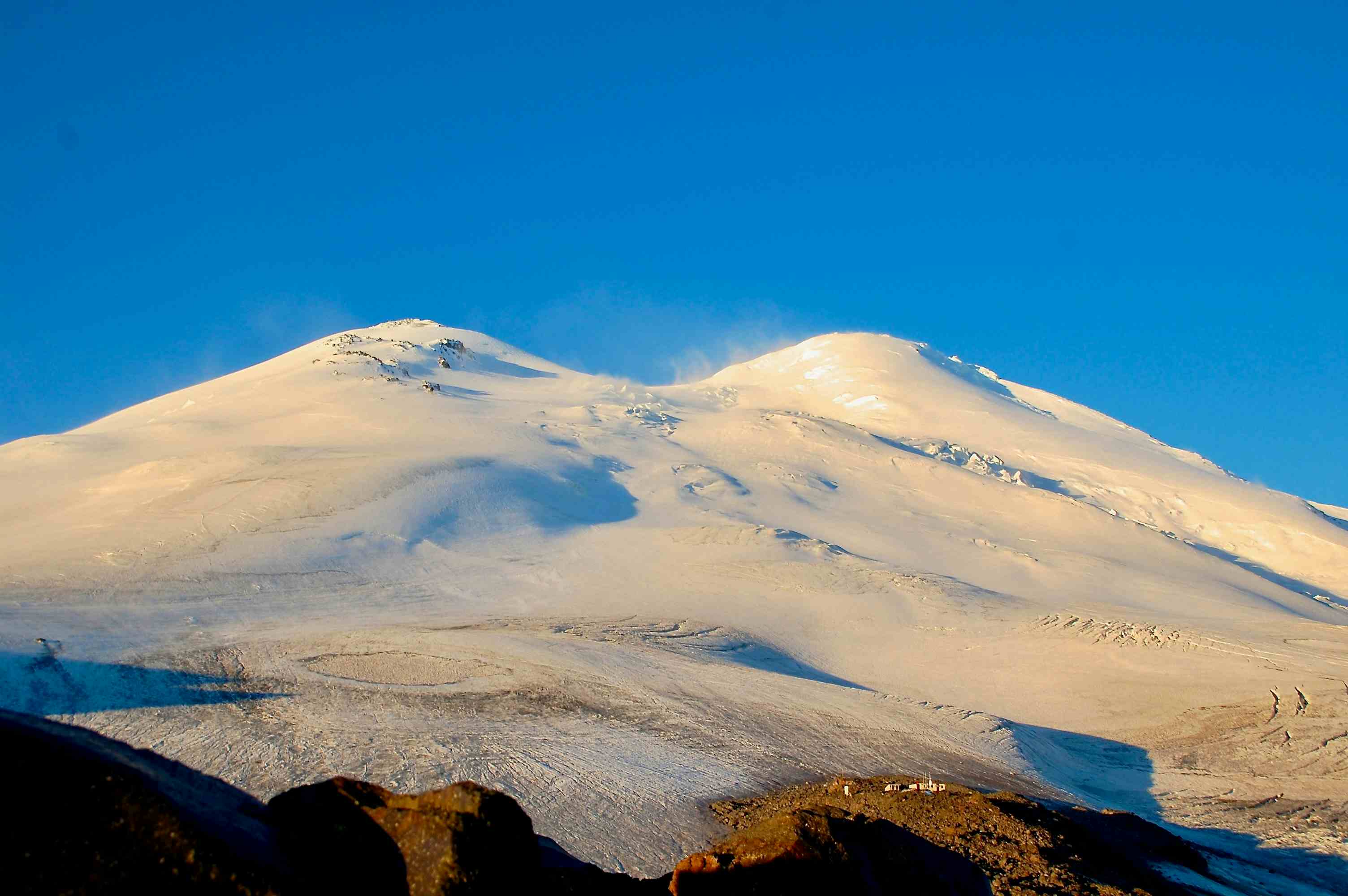 Der Sonnenschein trügt: Am Elbrus weht bereits wieder ein starker Wind