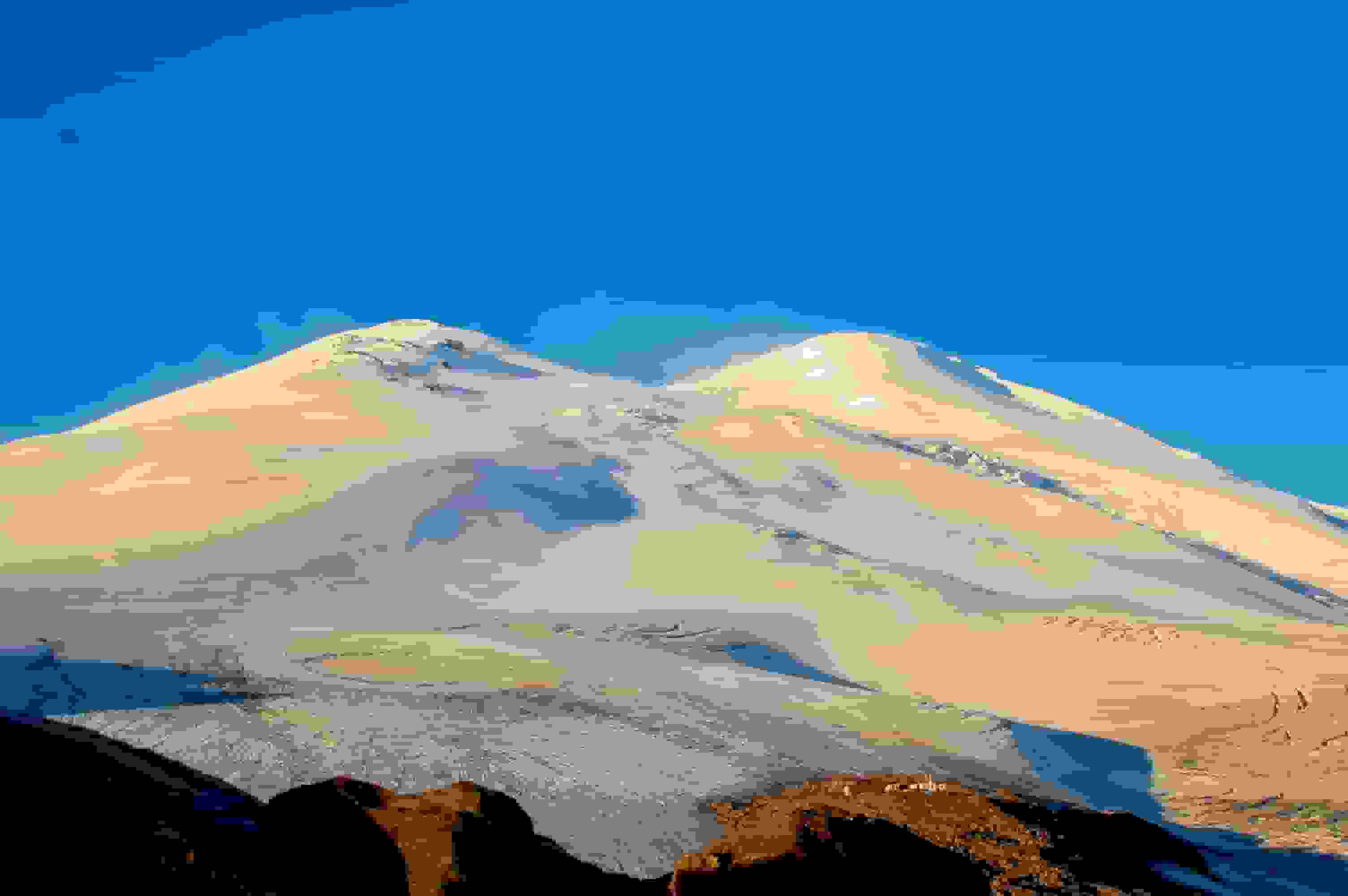 Der Sonnenschein trügt: Am Elbrus weht bereits wieder ein starker Wind