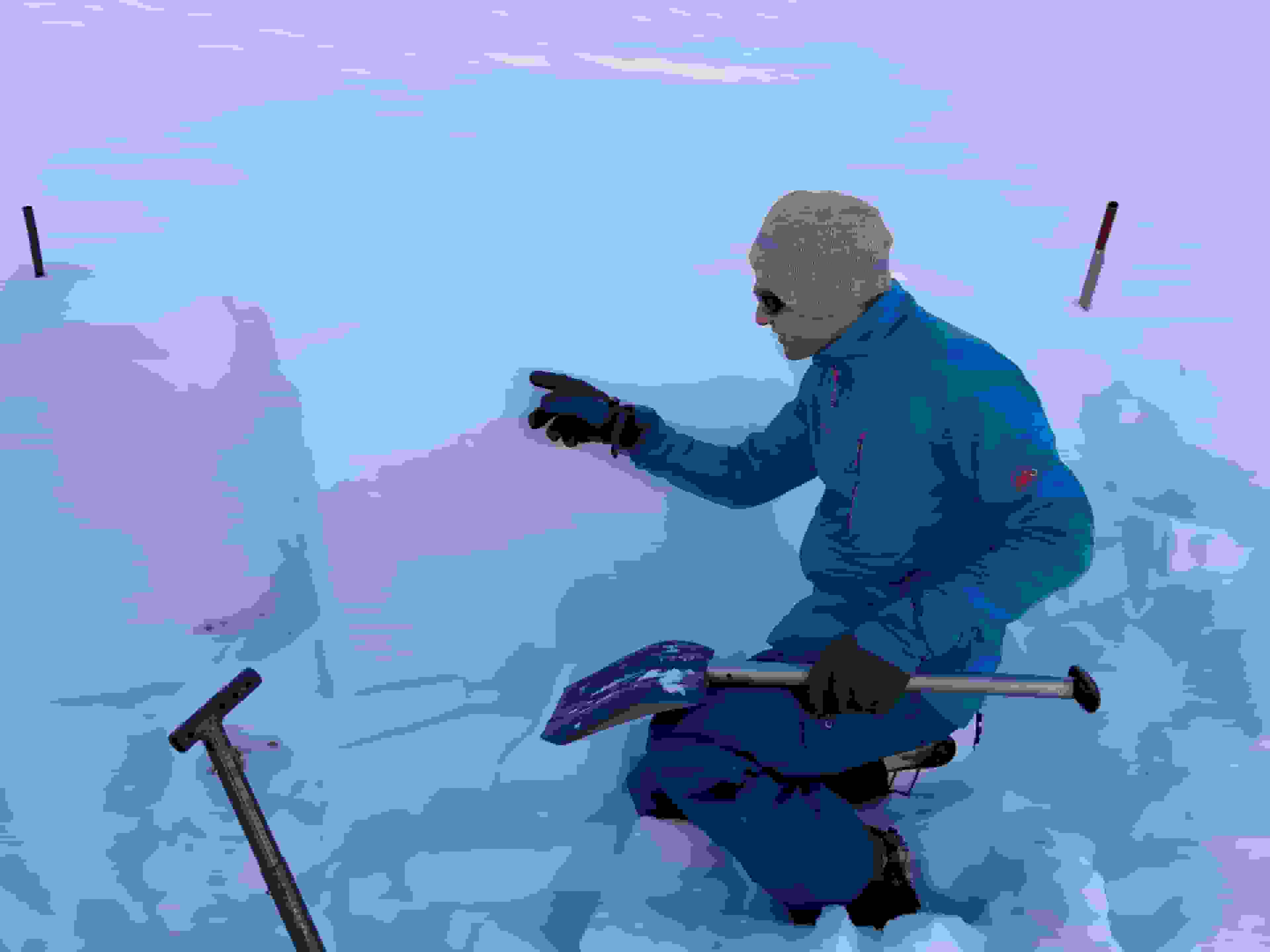 Stephan Harvey erklärt und den Aufbau des Schneeprofils