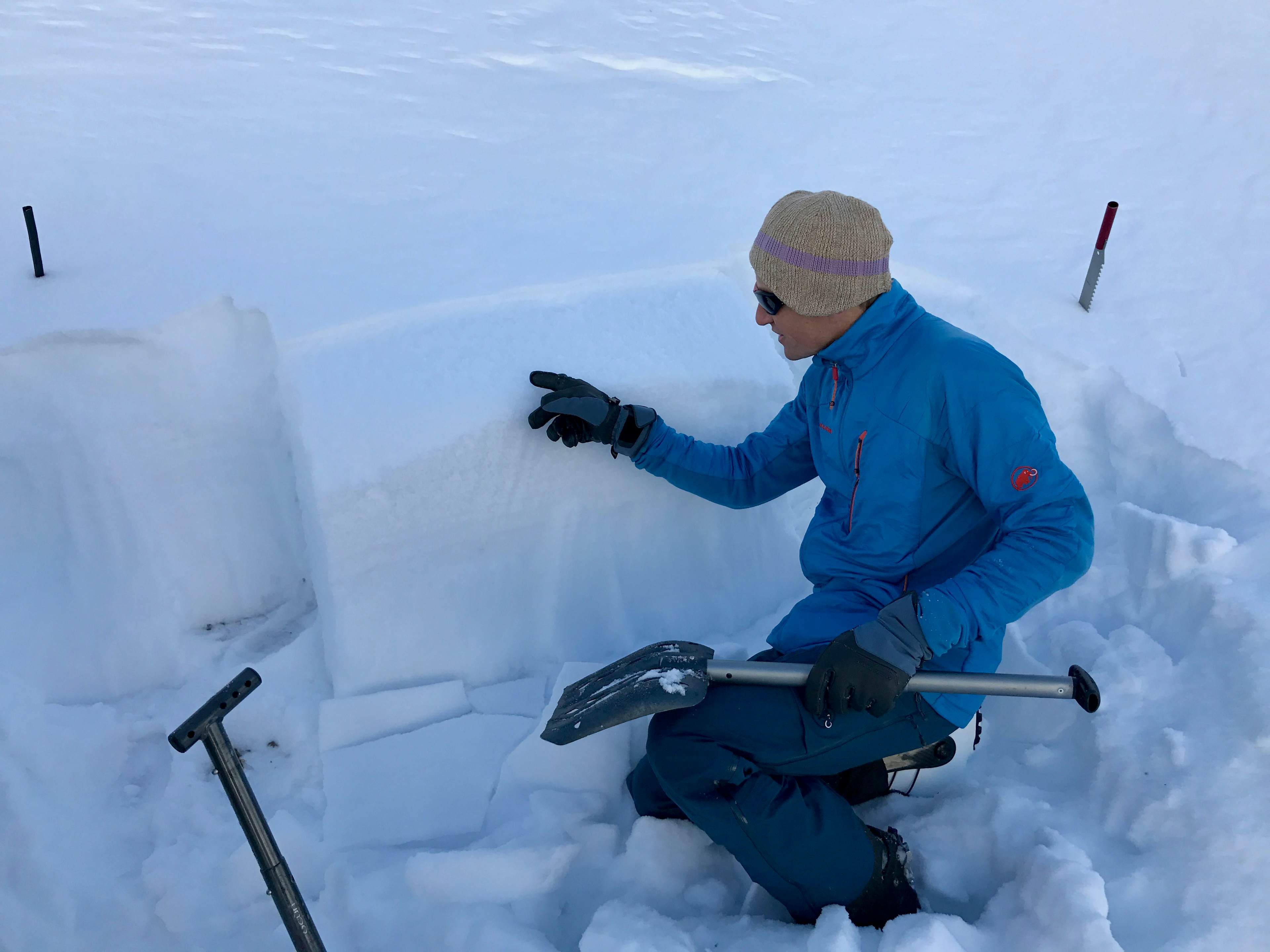 Stephan Harvey erklärt und den Aufbau des Schneeprofils
