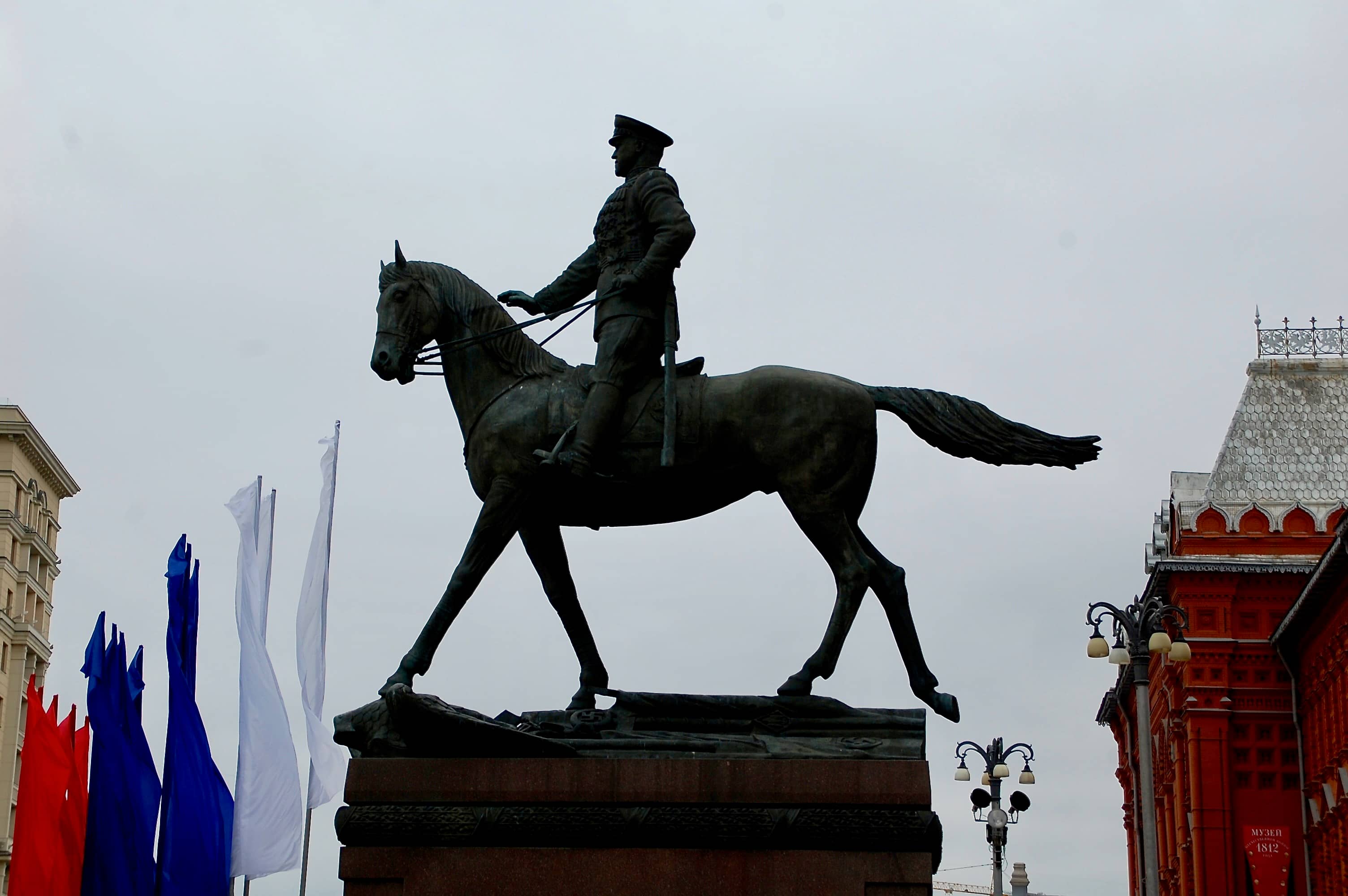 Ein russischer Marschall vor dem Kreml