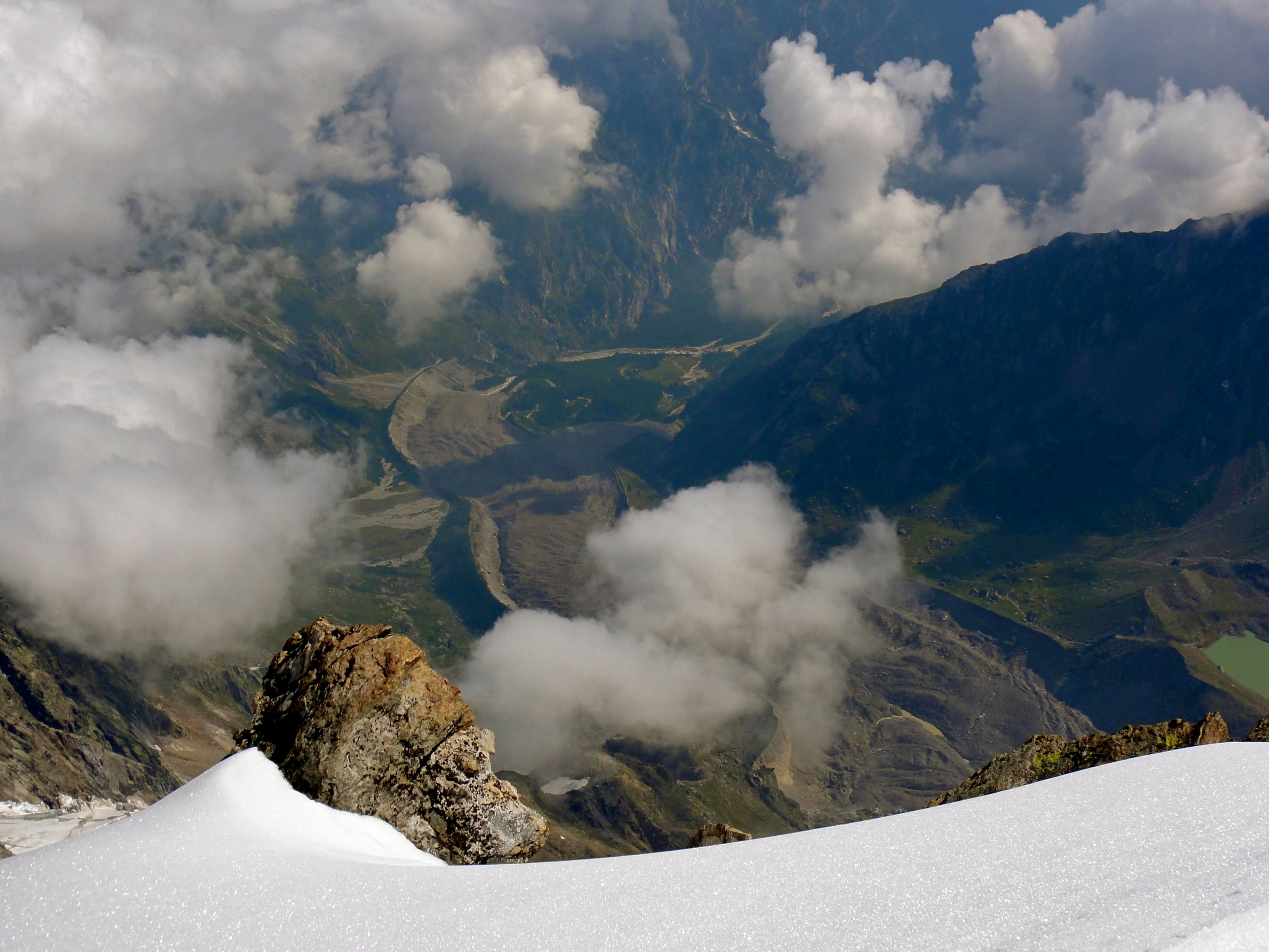 Blick von der Zumsteinspitze nach Italien. Beeindruckend auch die Moränen – so tief ist der Gletscher mal runtergekommen