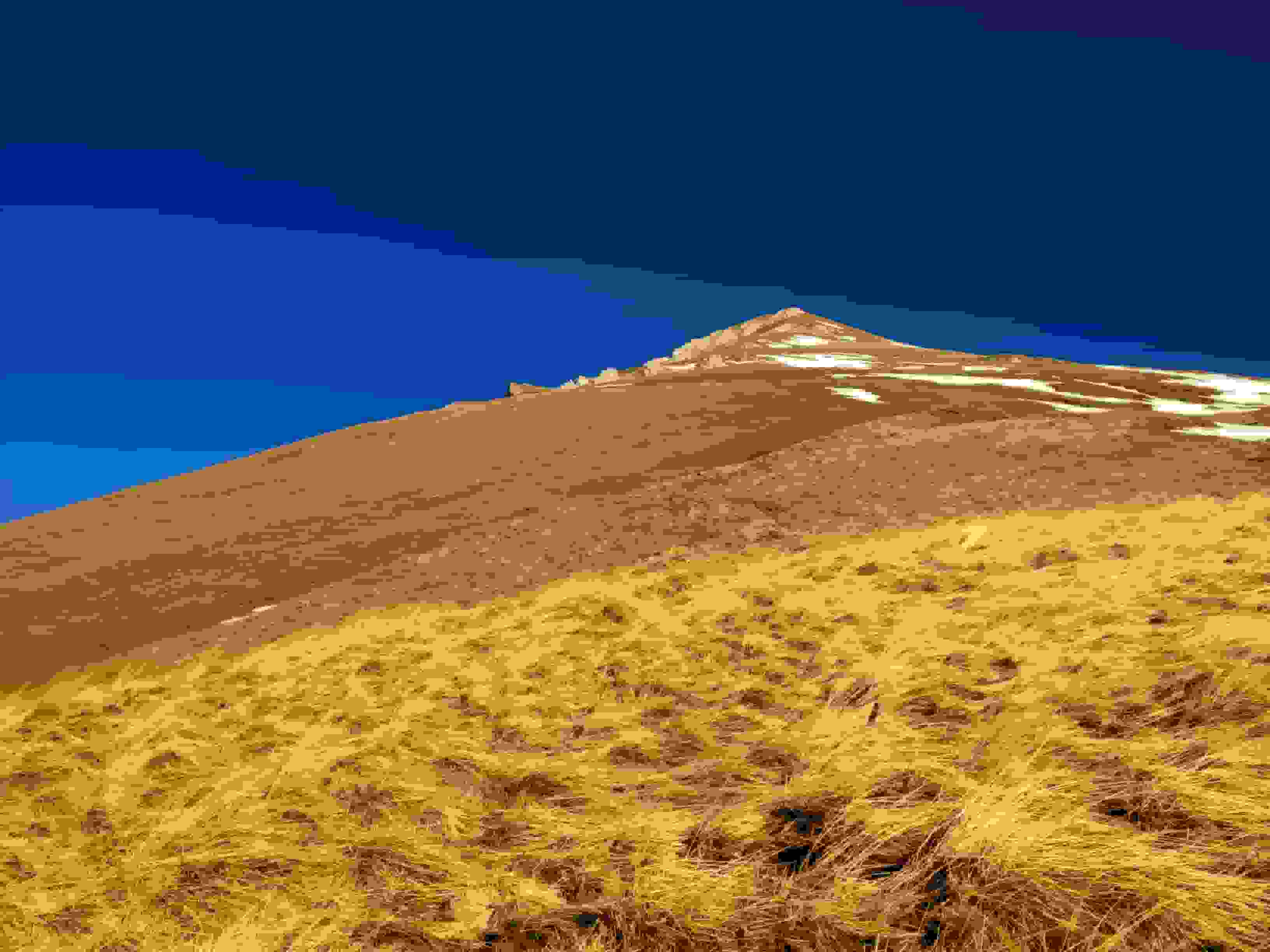 Blick vom Mietplätz in Richtung Gipfel. Noch sind über 500 Hm zu bewältigen.