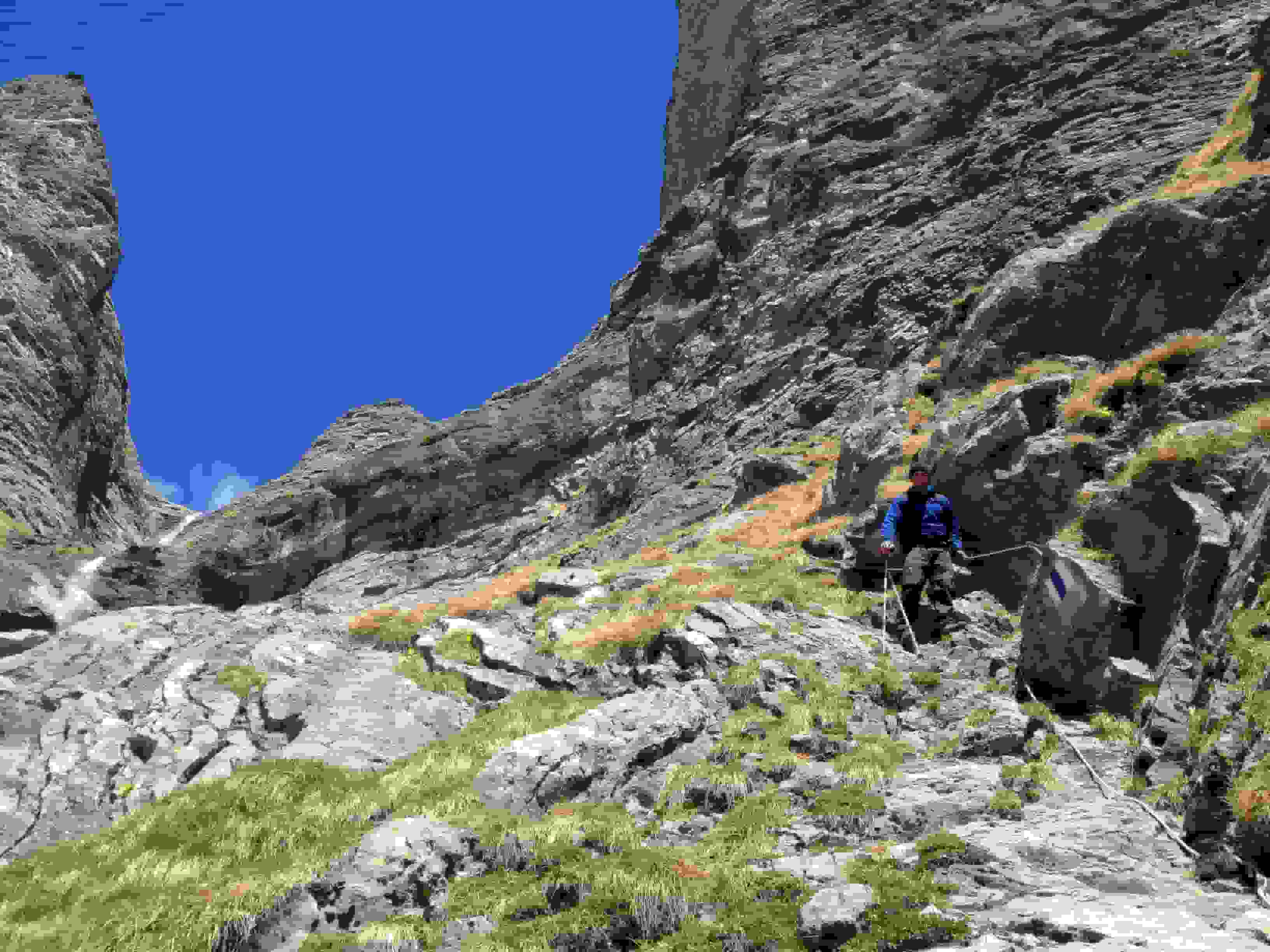 Abstieg über die kettenversicherten Passagen