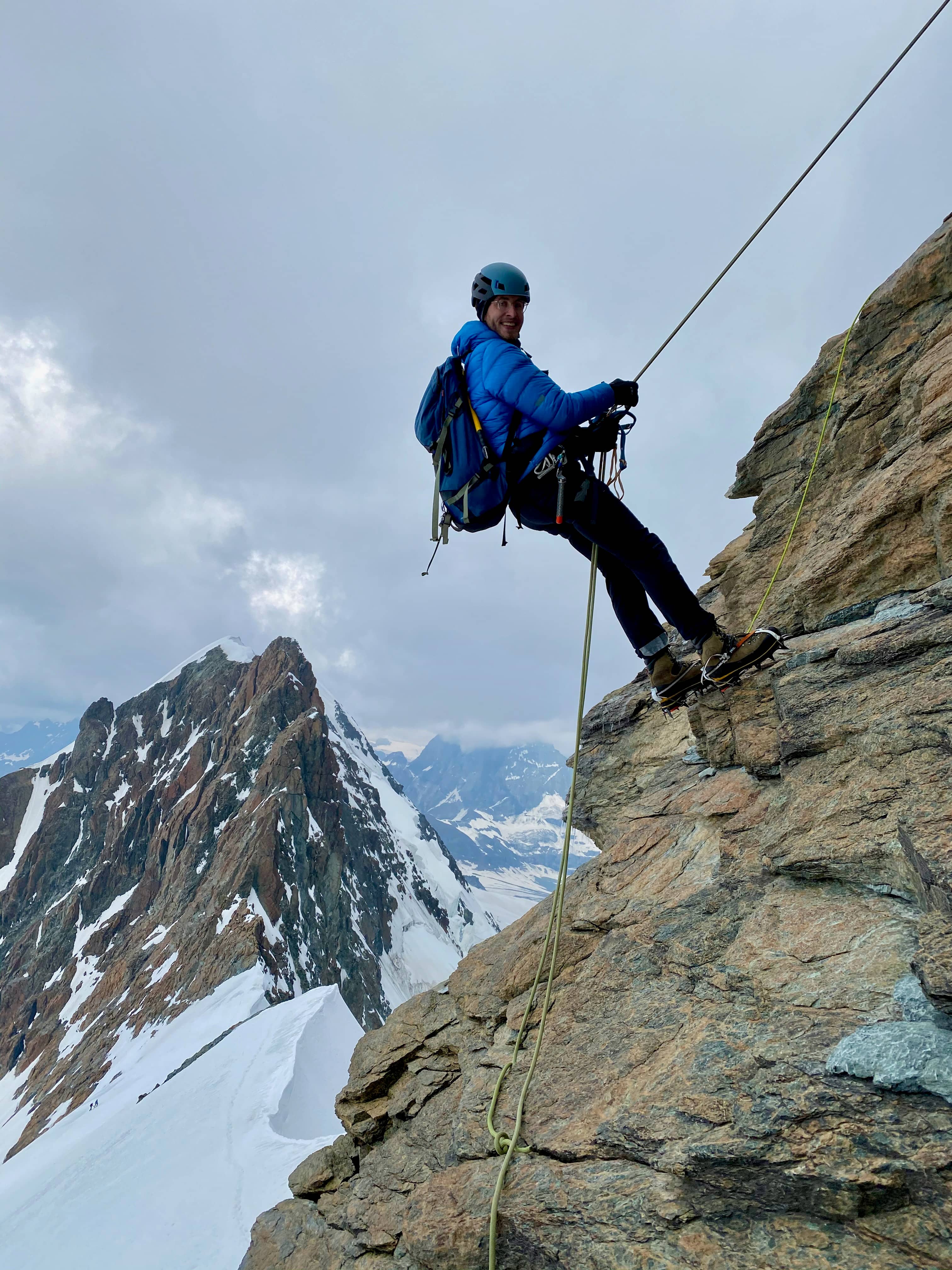 Abseilen; hinten der Felsaufstieg zum Mittelgipfel
