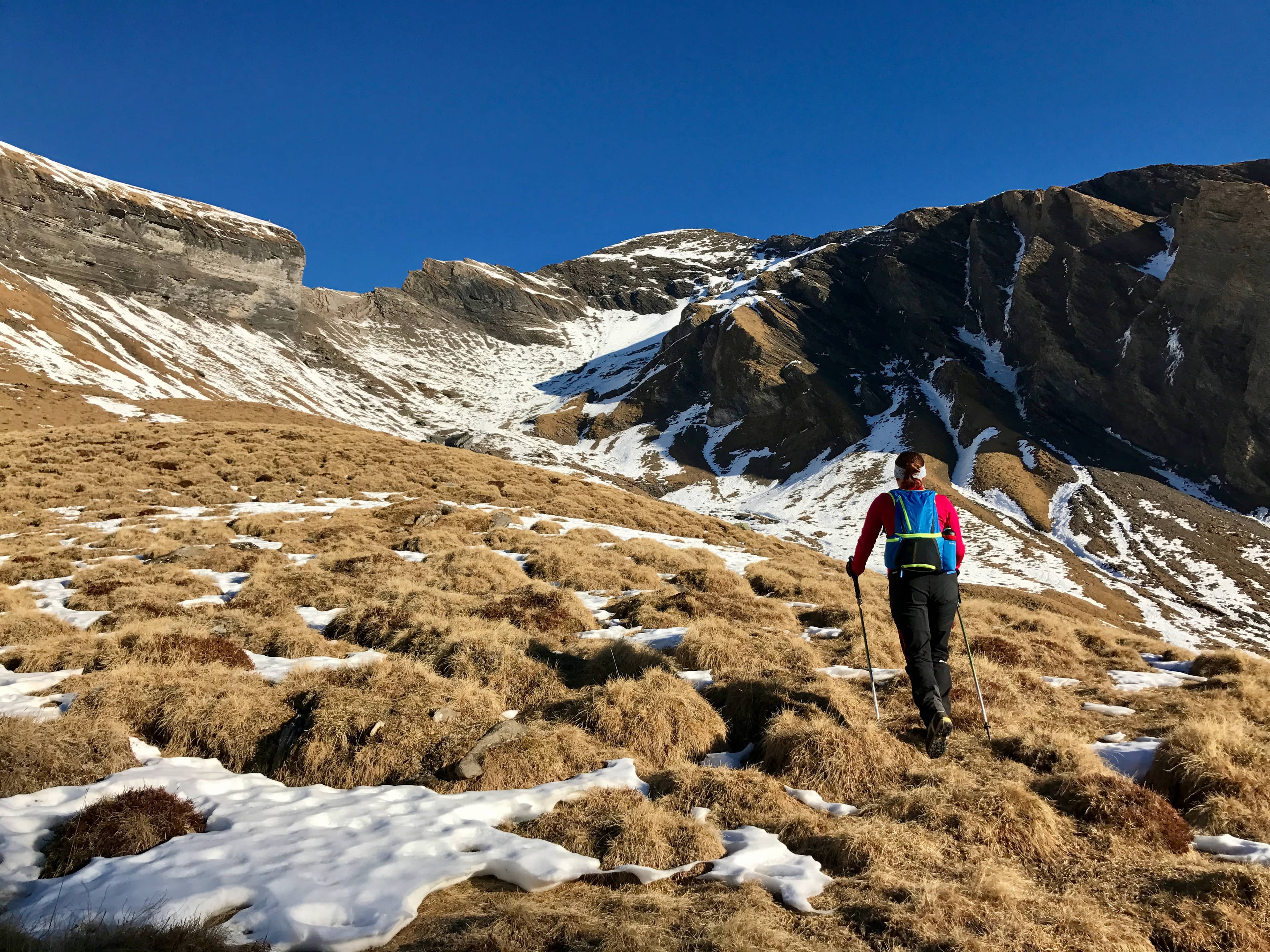 Zustieg über gefrorene Wiesen zur „Grossi Chrinne“