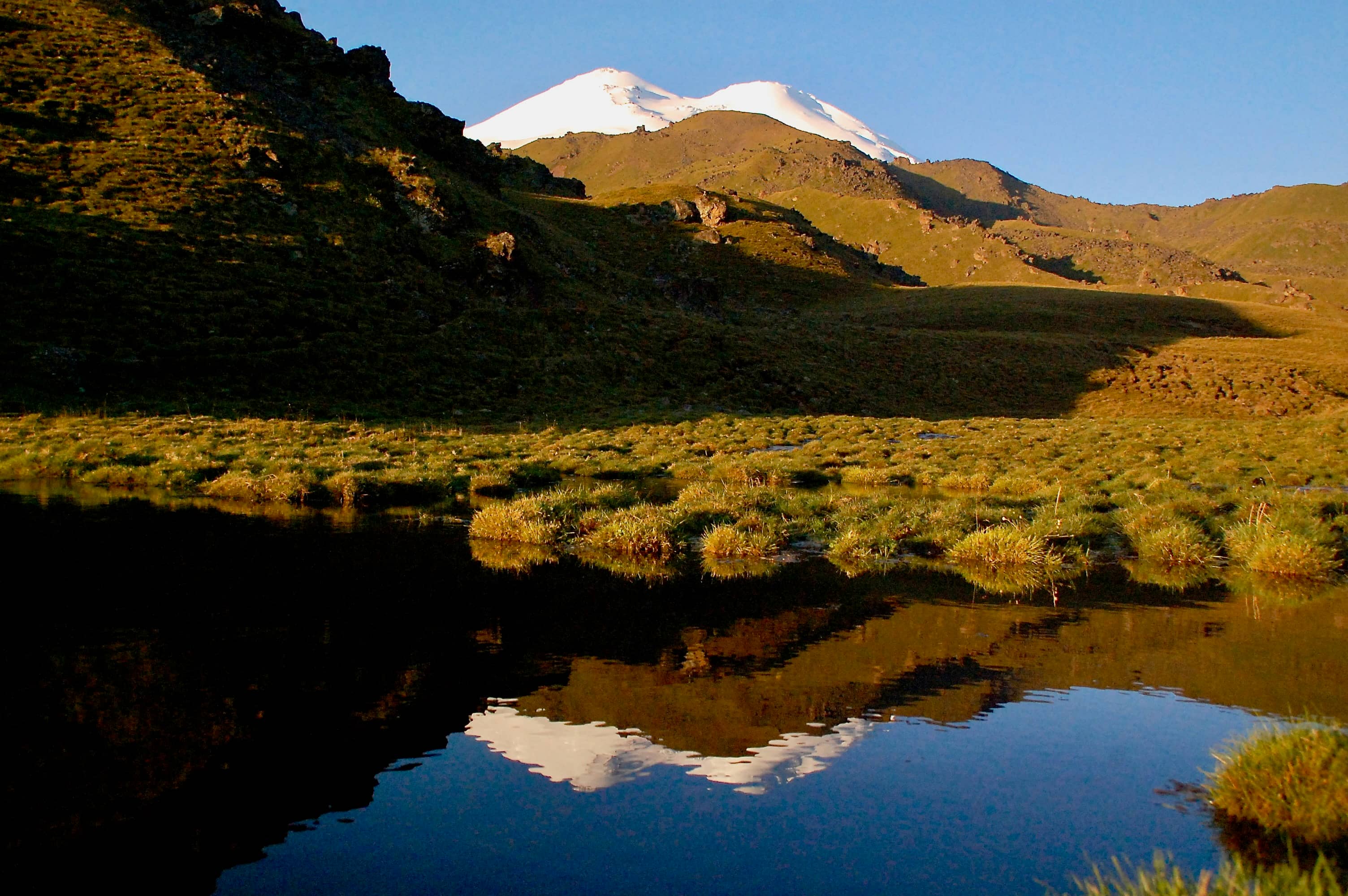 Elbrus-Gipfel reflektieren im Wasser der Silver Spring