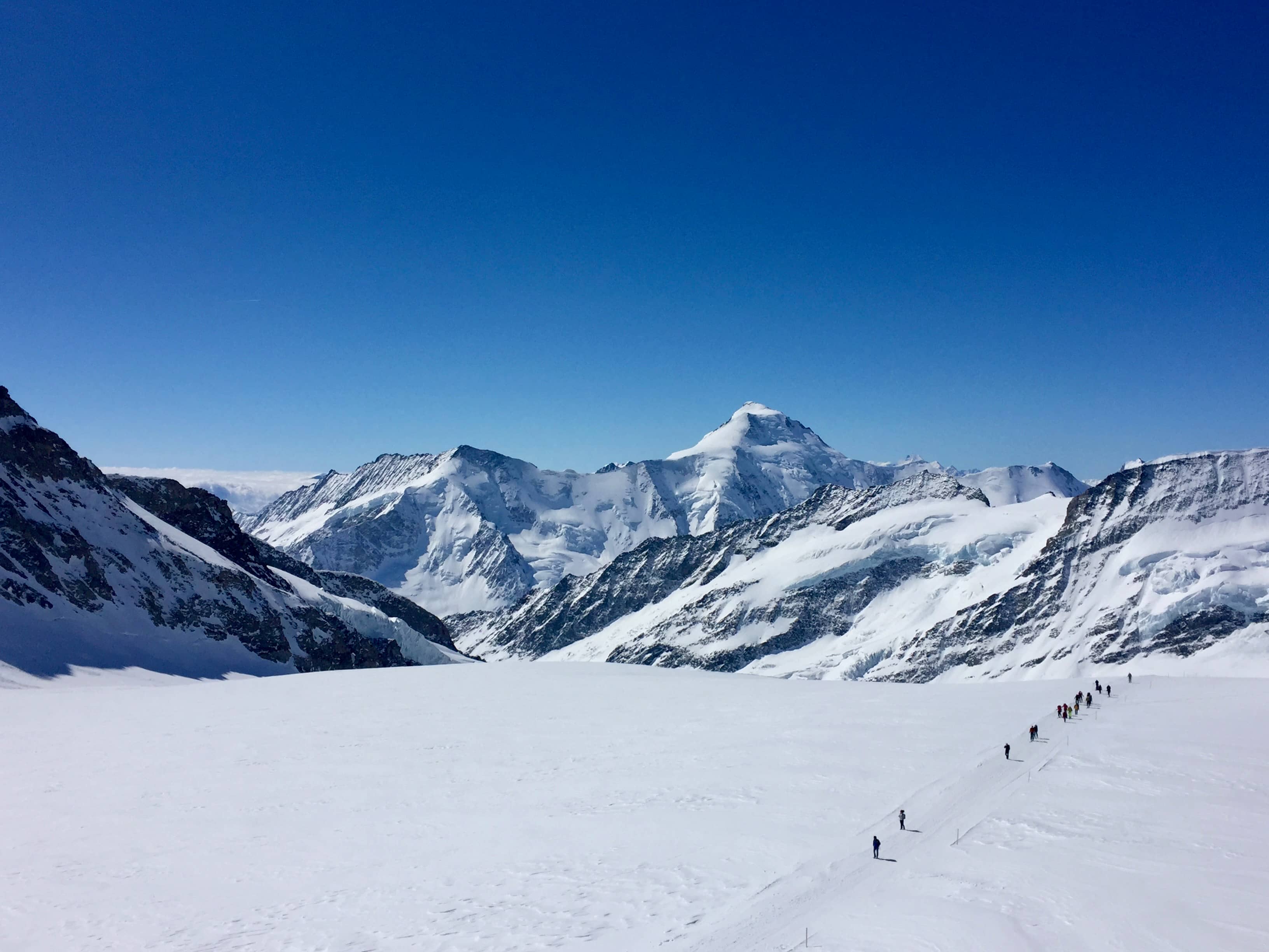 Piste vom Jungfraujoch zum Mönchsjoch vor grossartiger Kulisse