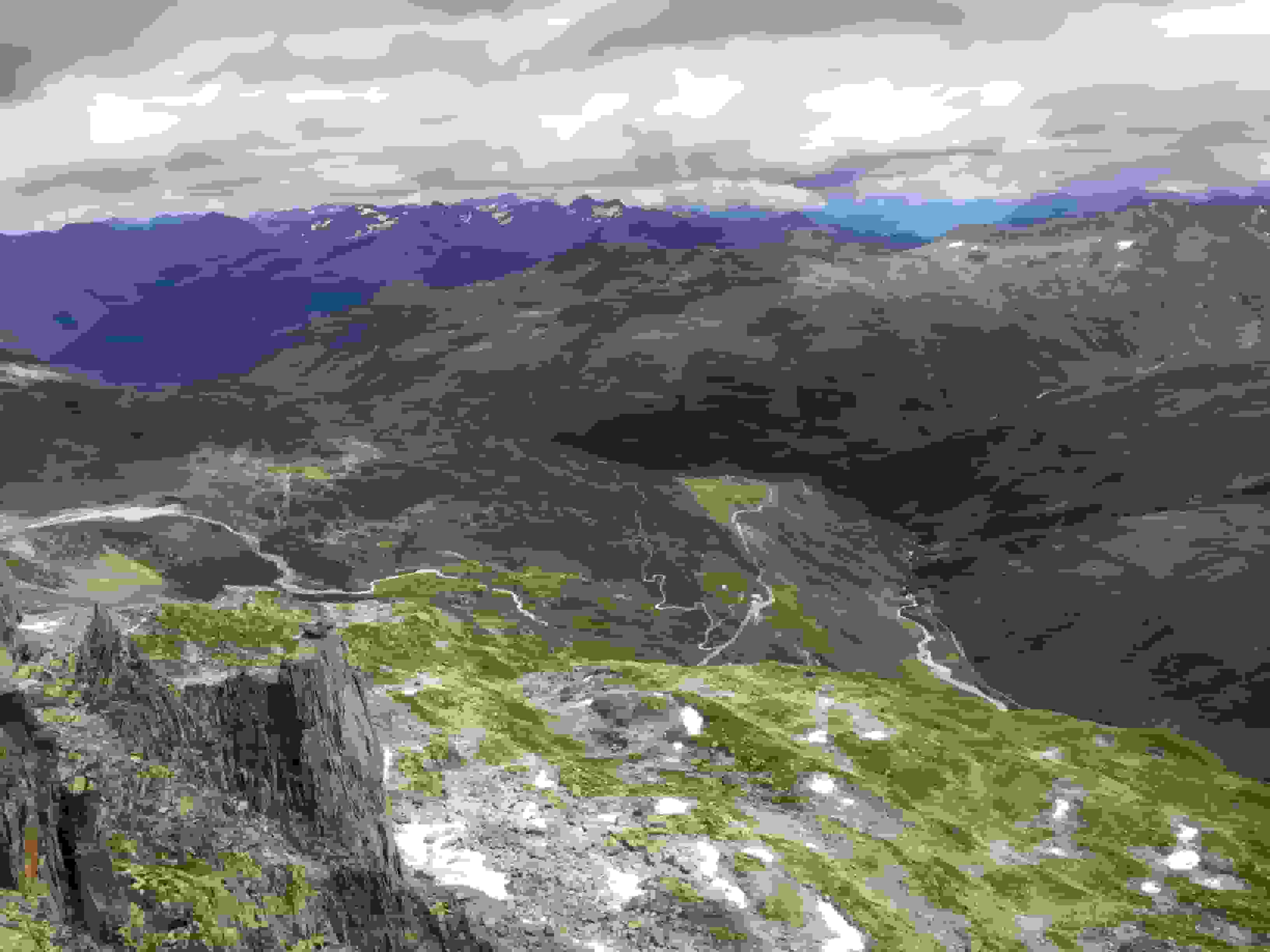 Blick hinunter zur Furka-Passstrasse