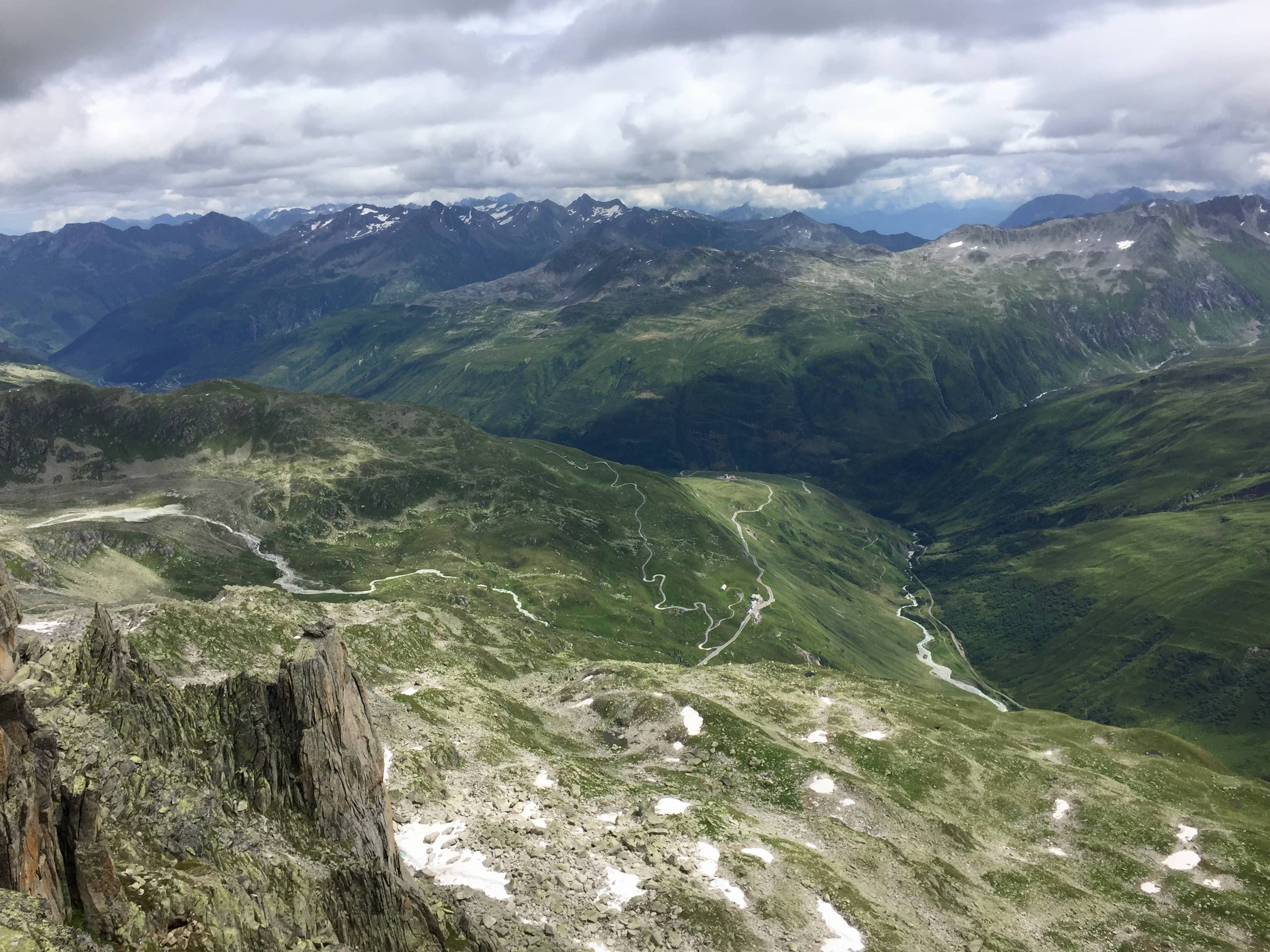 Blick hinunter zur Furka-Passstrasse