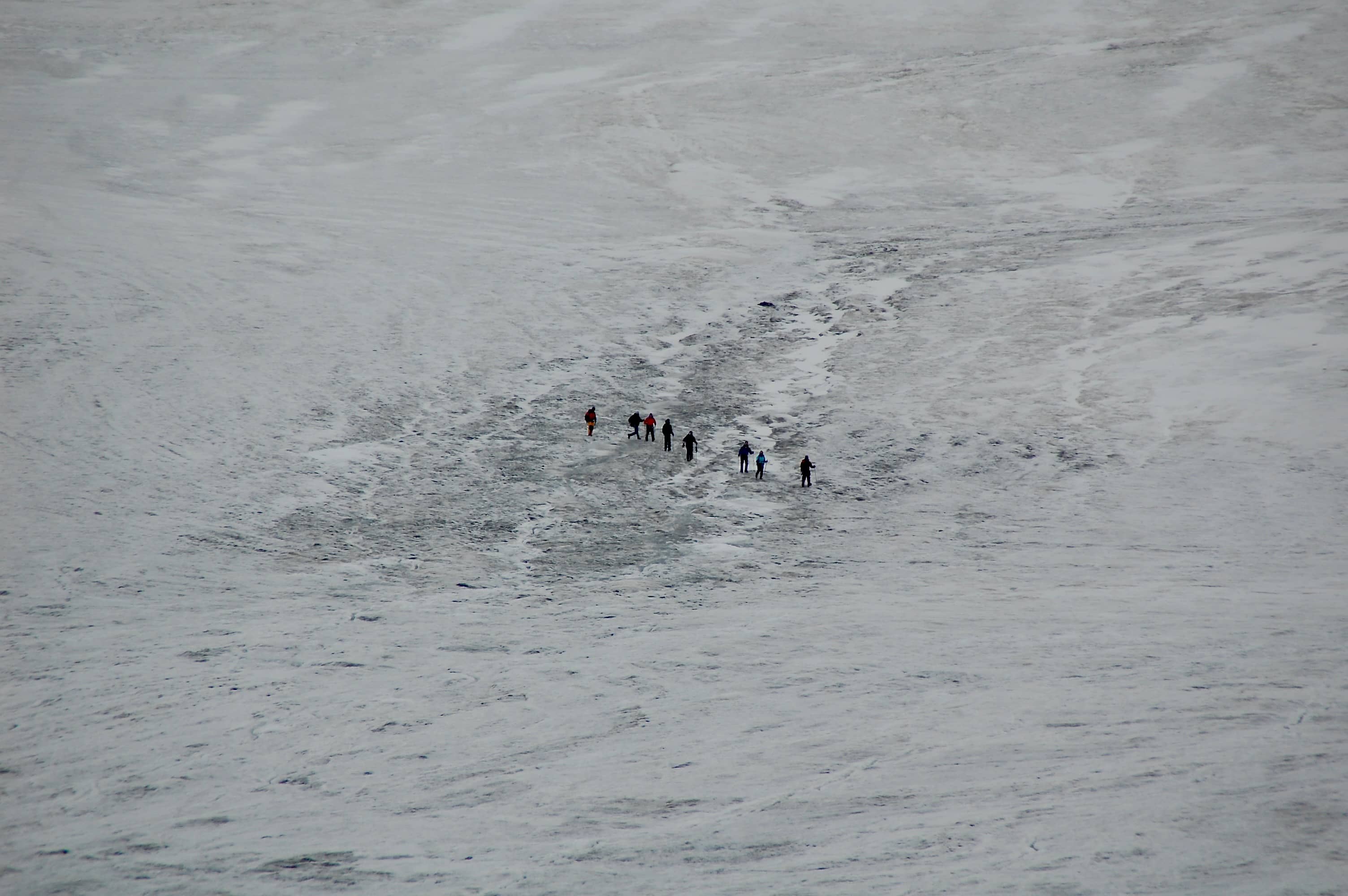 Eine Gruppe Alpinisten kommt von einer Akklimatisationstour zurück