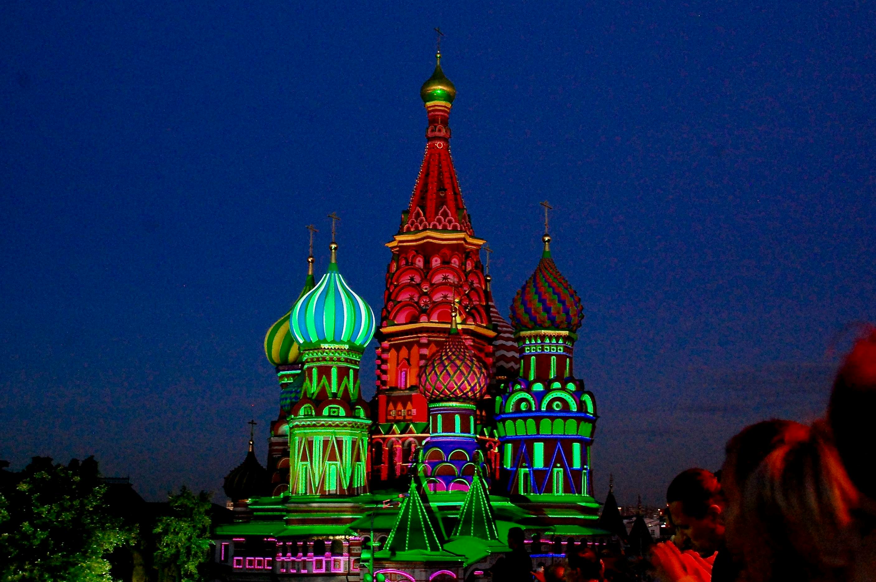 Kremlin Tattoo: Die Basilius-Kathedrale wird festlich beleuchtet