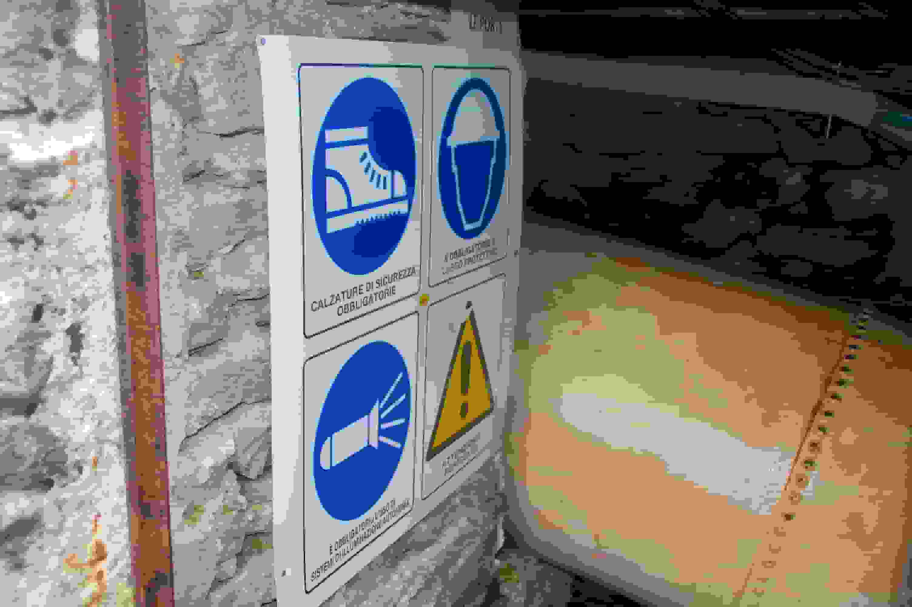 Eingang zum Verbindungsstollen. Gleich links findet sich der Hinweis ‚Luce‘ und ein Lichtschalter