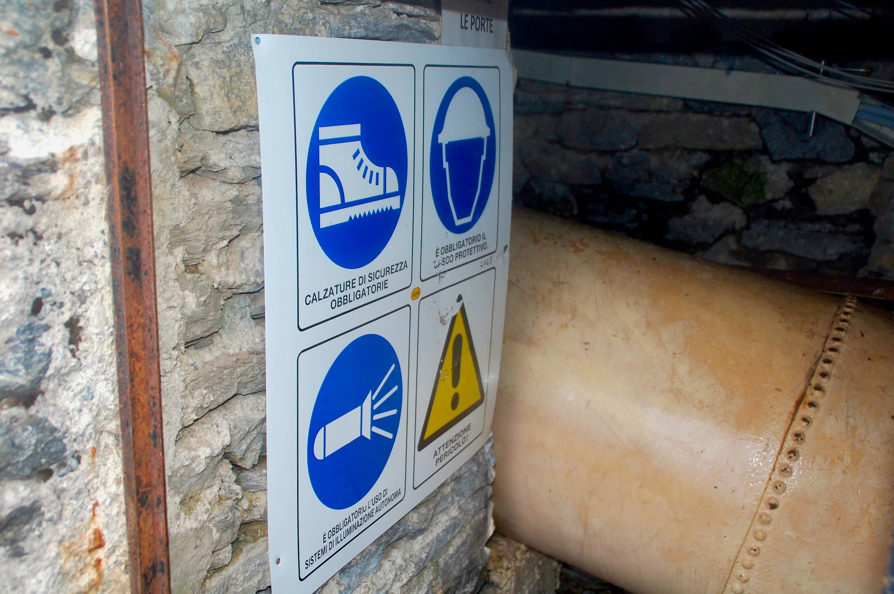 Eingang zum Verbindungsstollen. Gleich links findet sich der Hinweis ‚Luce‘ und ein Lichtschalter