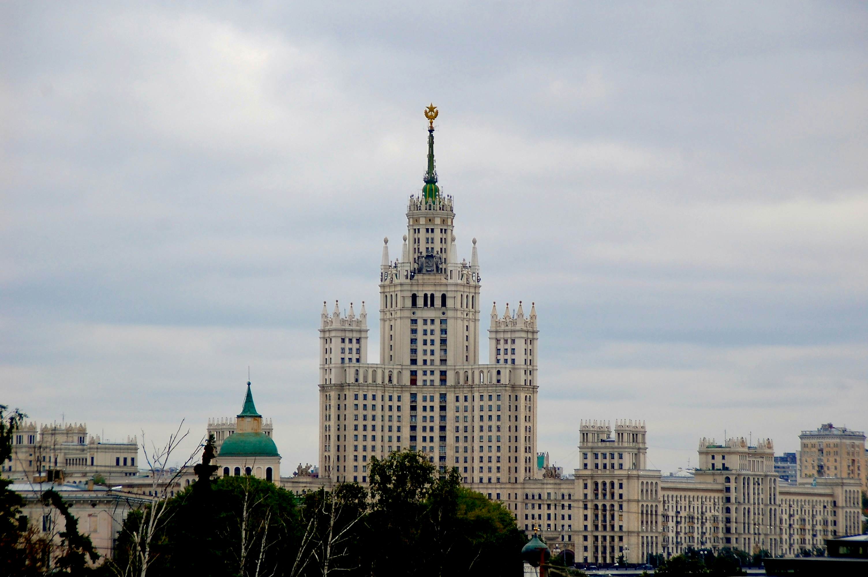 Eines der riesigen Bauwerke aus der Zeit Stalins
