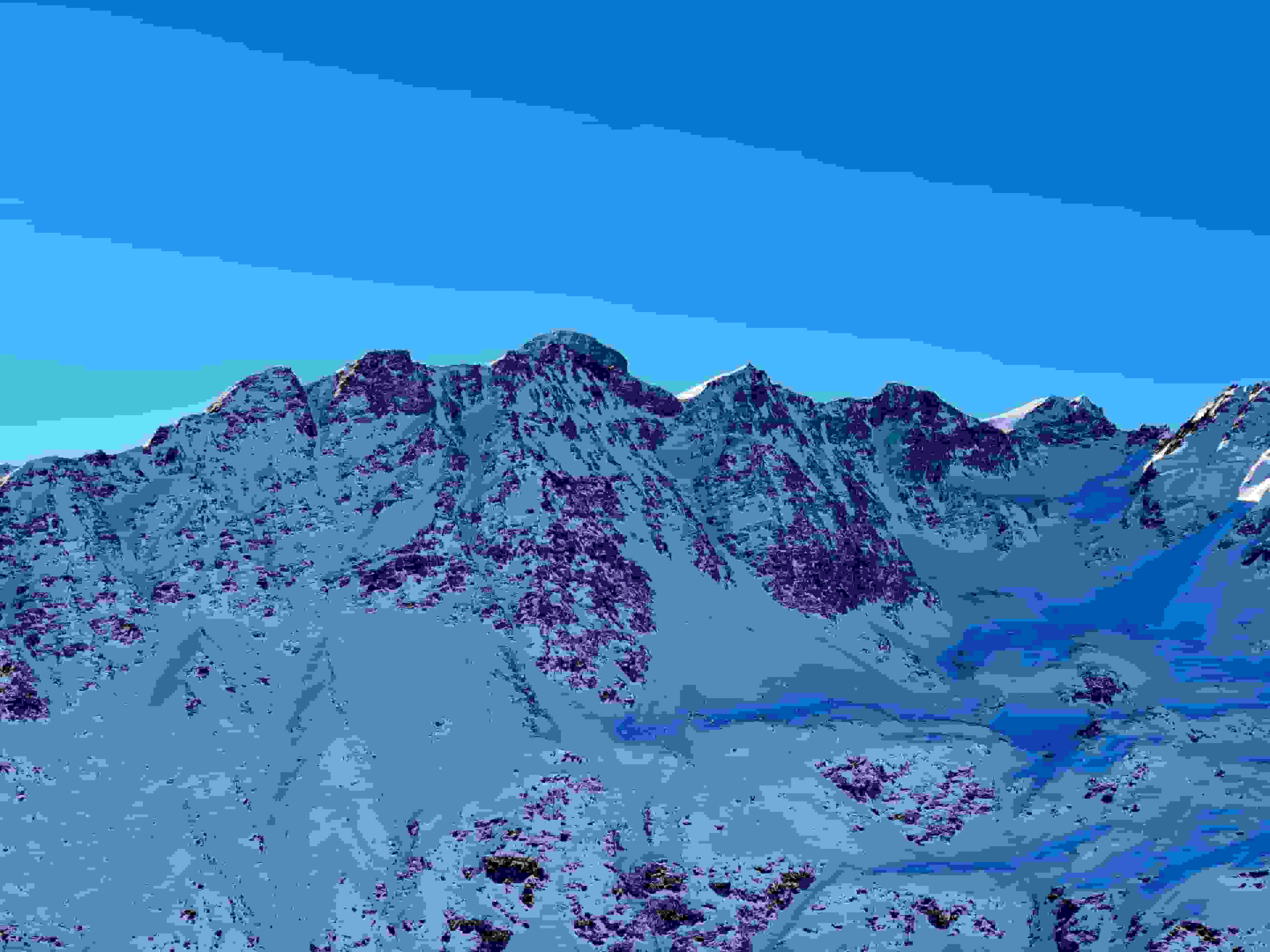 Hinter dem Piz Champatsch guckt - ganz knapp - der Gipfel des Piz Linard hervor