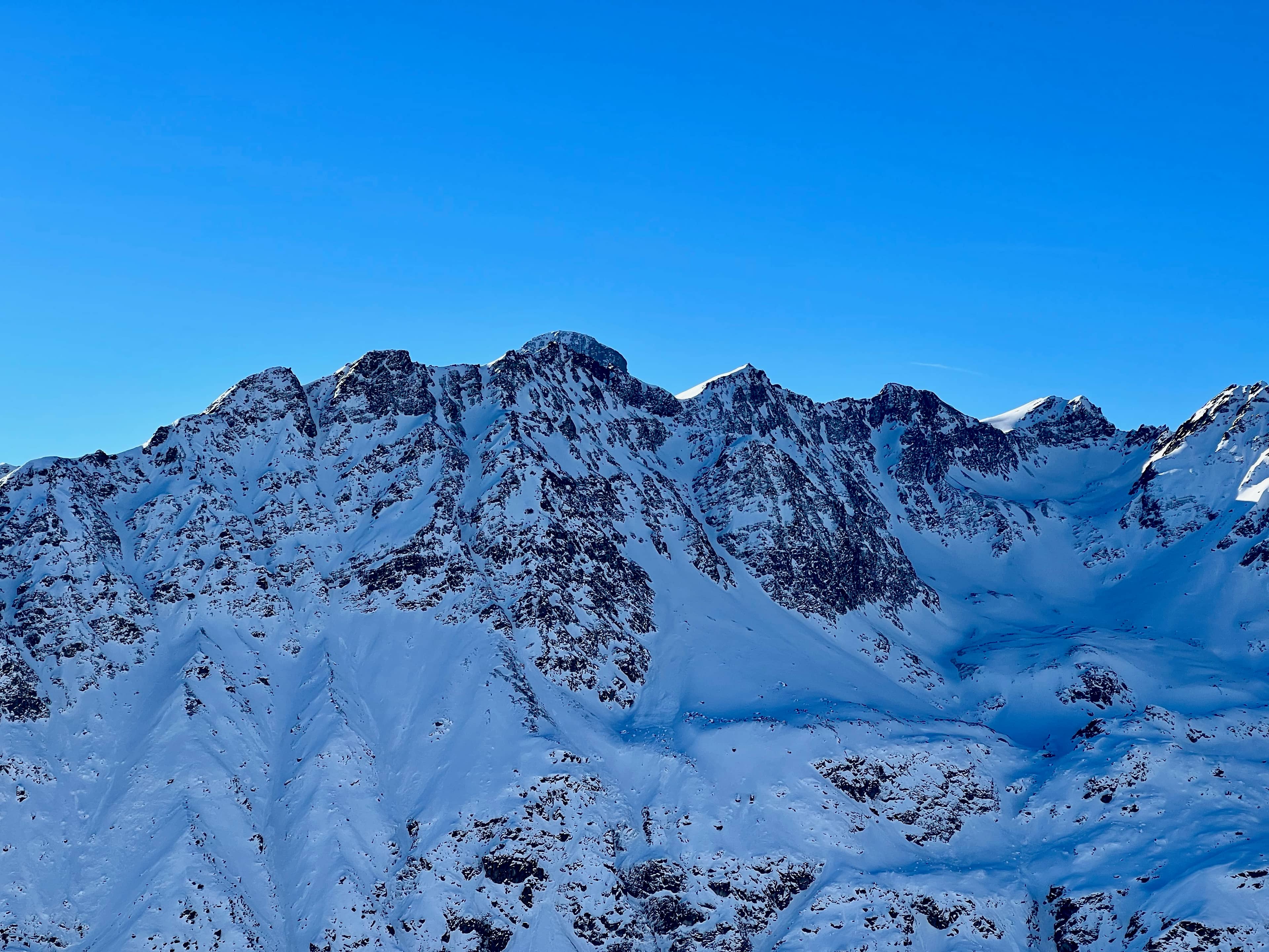 Hinter dem Piz Champatsch guckt - ganz knapp - der Gipfel des Piz Linard hervor